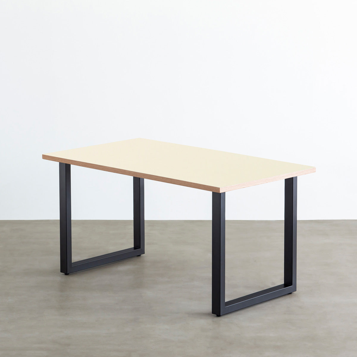 KanademonoのリノリウムPearl天板にブラックのスクエア鉄脚を合わせたテーブル