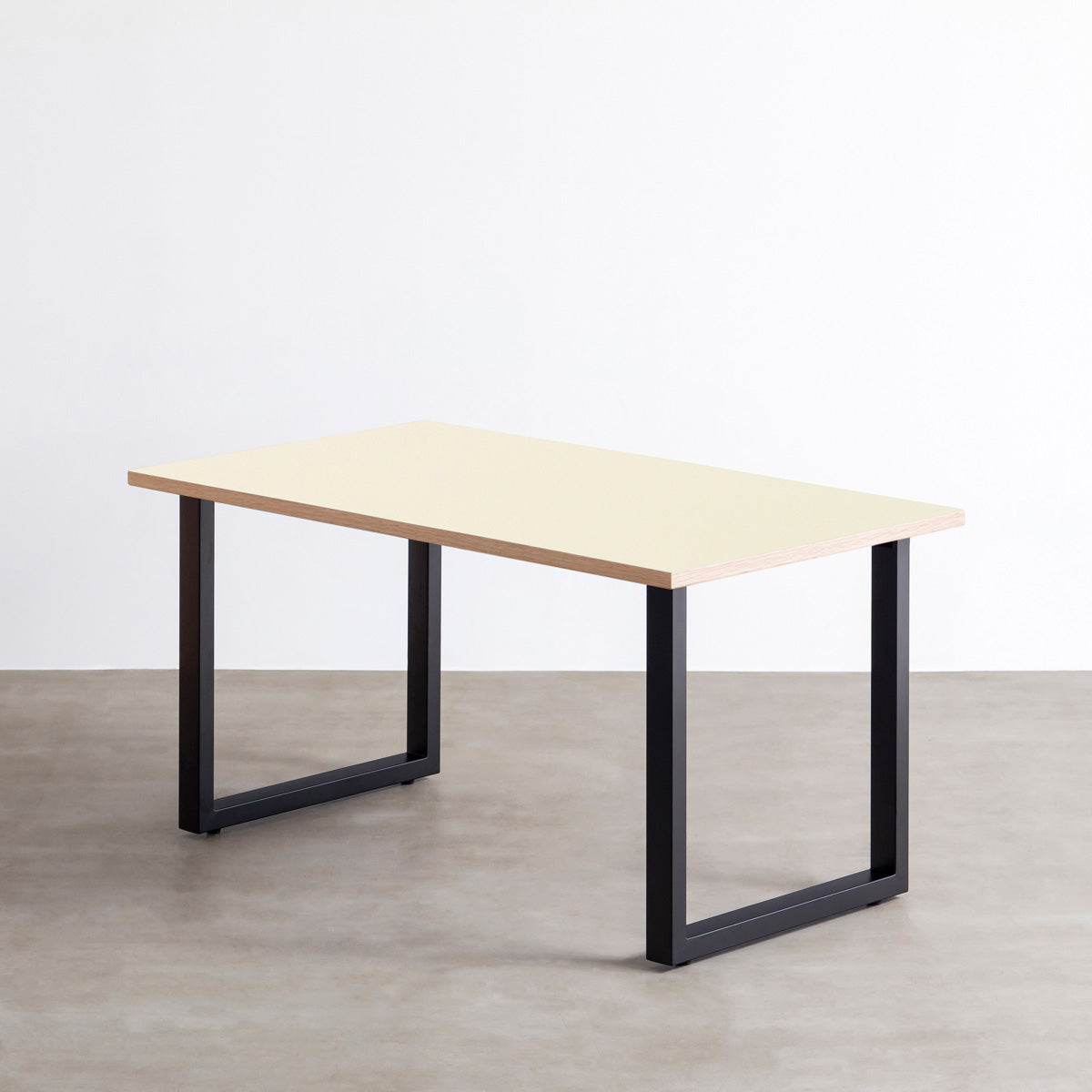 KanademonoのリノリウムPearl天板にブラックの配線孔付きスクエア鉄脚を合わせたテーブル