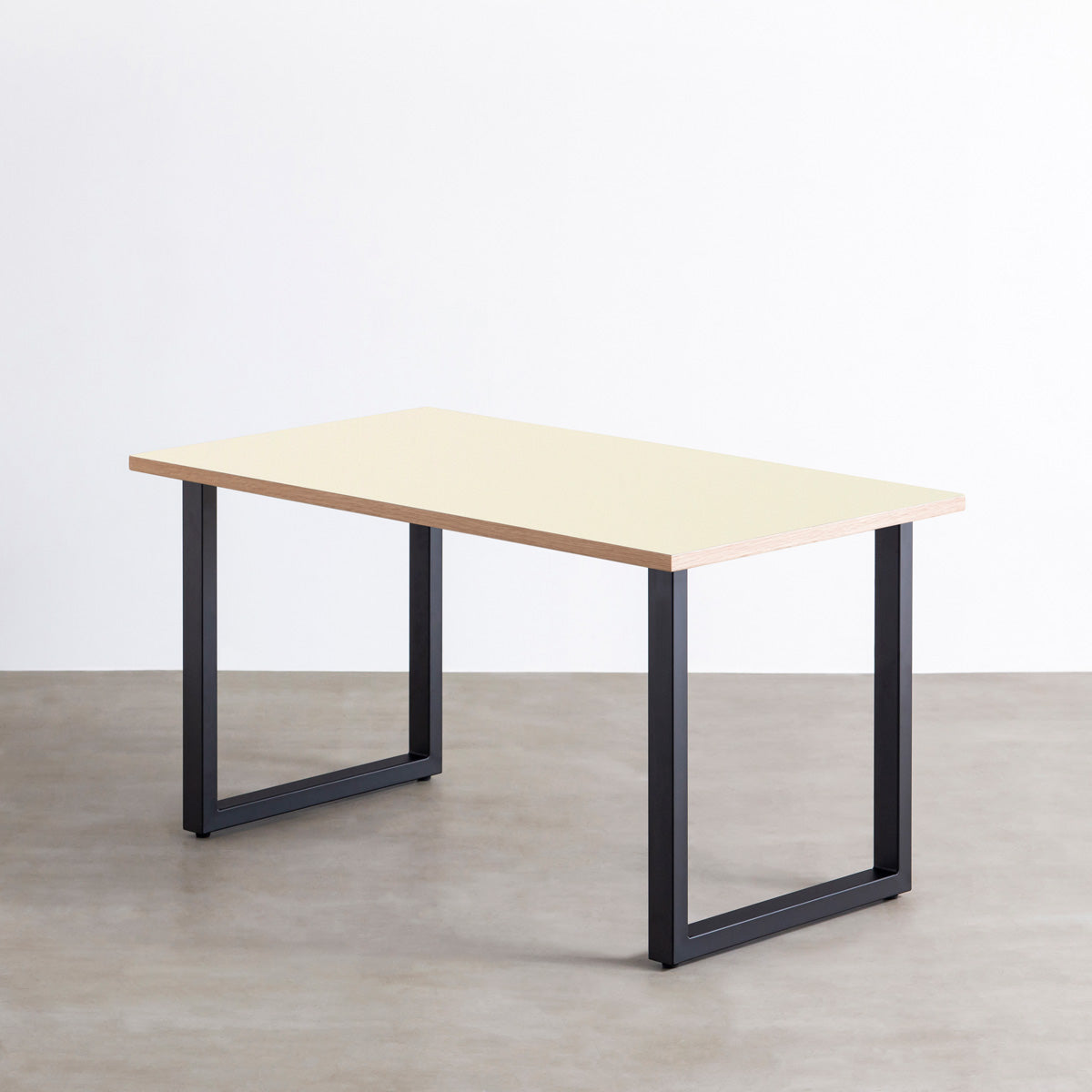 KanademonoのリノリウムPearl天板にブラックの高さ70cmスクエア鉄脚を合わせたテーブル