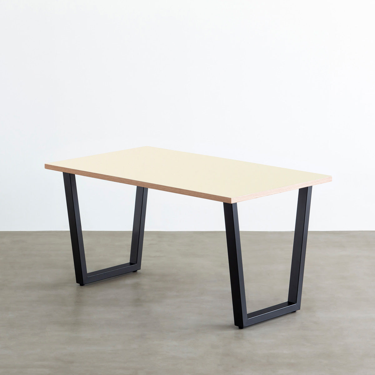 KanademonoのリノリウムPearl天板にブラックのトラペゾイド鉄脚を合わせたテーブル
