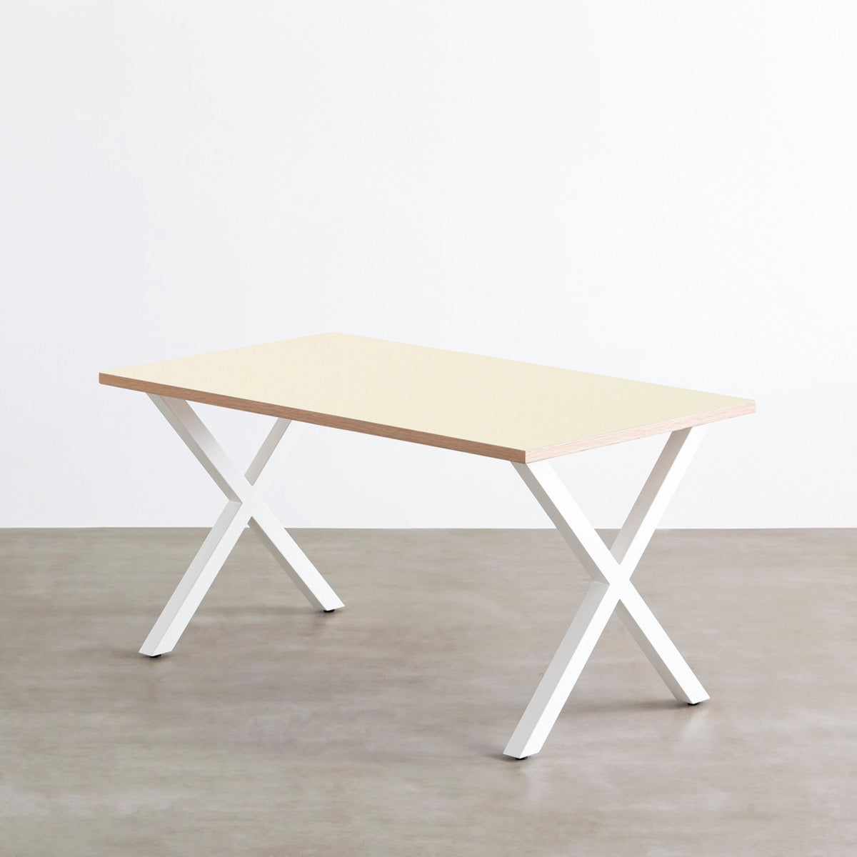 KanademonoのリノリウムPearl天板にホワイトのＸライン鉄脚を組み合わせたテーブル
