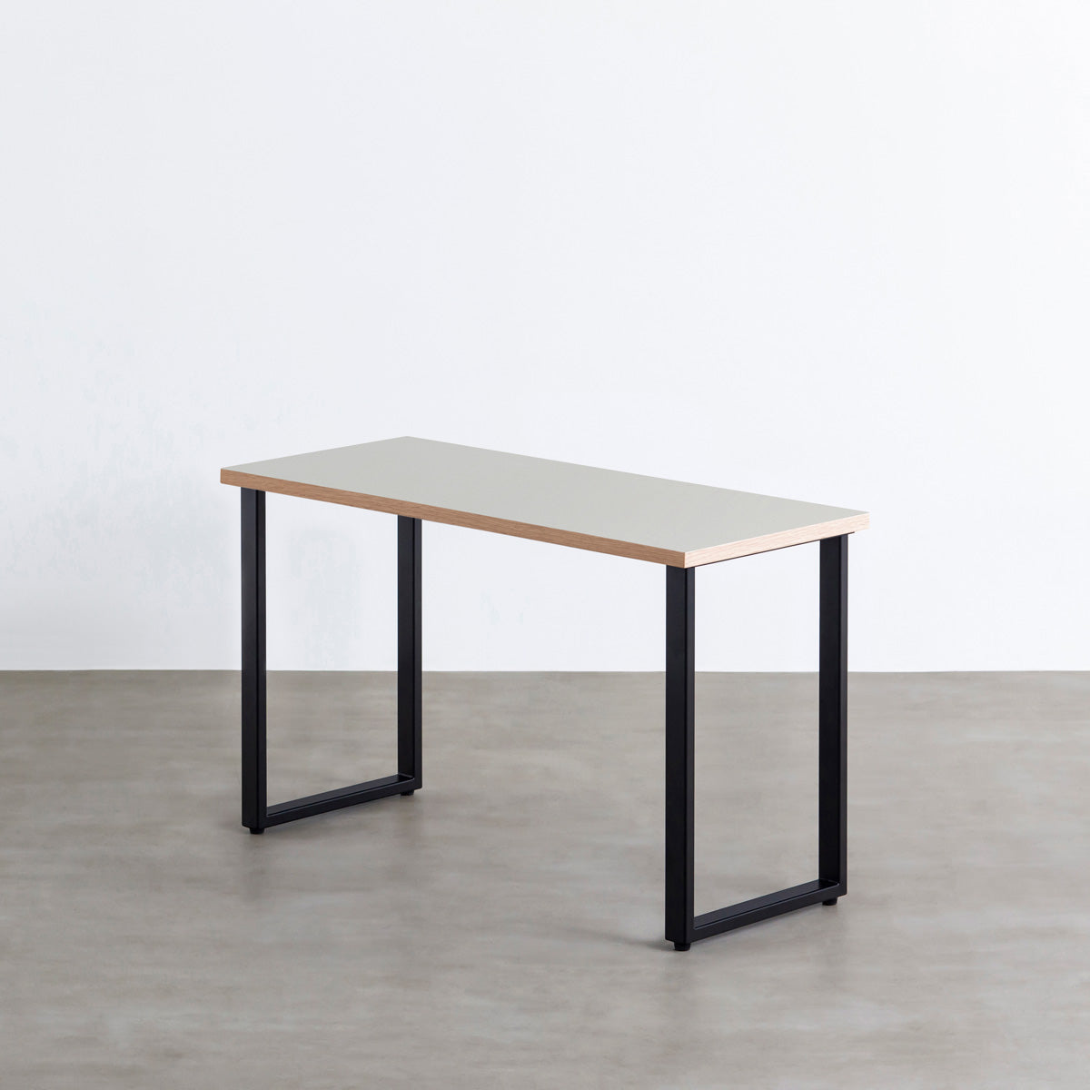 KanademonoのリノリウムVapour天板にブラックのレクタングル鉄脚を合わせたテーブル