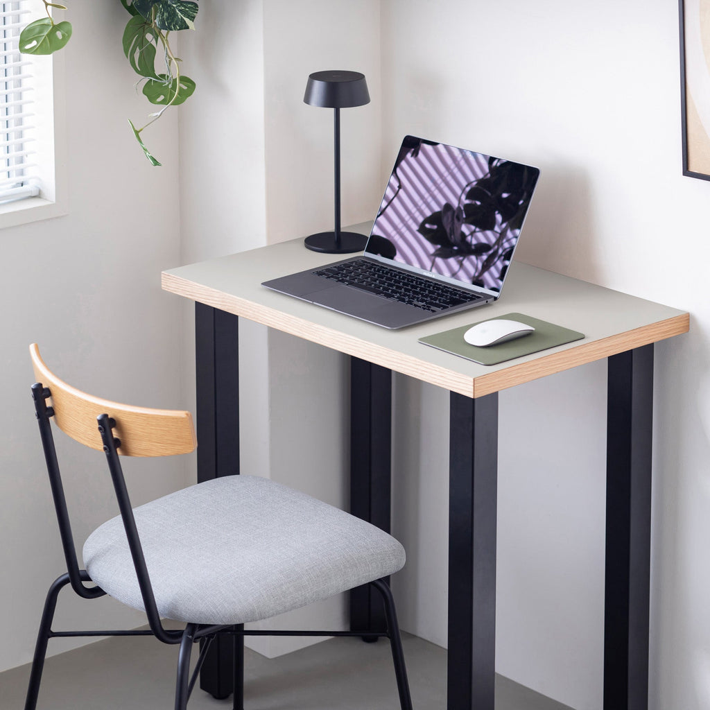 KanademonoのリノリウムVapour天板にブラックのスクエアバー鉄脚を合わせたシンプルモダンなコンパクトデスク（使用例2）