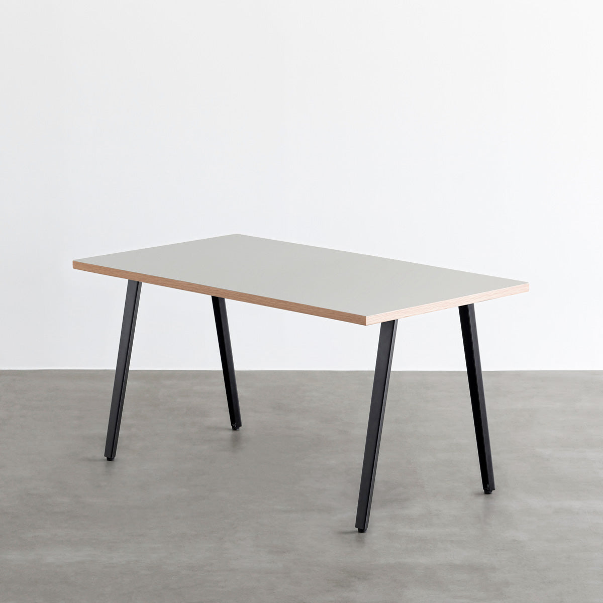かなでもののリノリウムVapour天板にブラックのスリムライン鉄脚を合わせたテーブル