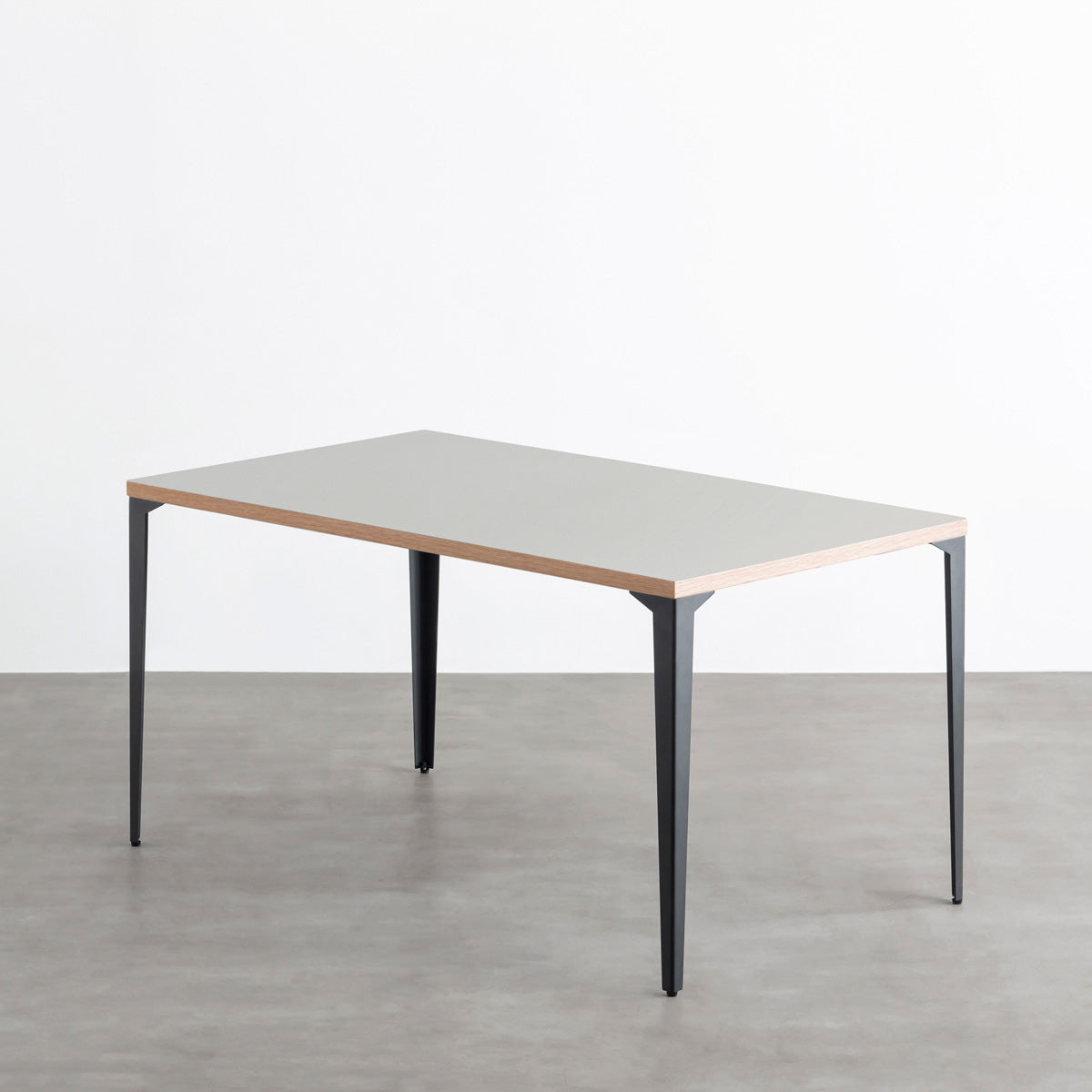 KanademonoのリノリウムVapour天板にブラックのソリッドピン鉄脚を合わせたテーブル