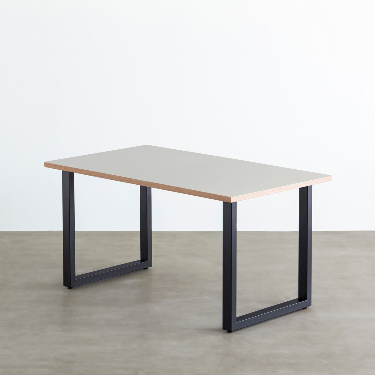KanademonoのリノリウムVapour天板にブラックのスクエア鉄脚を合わせたテーブル
