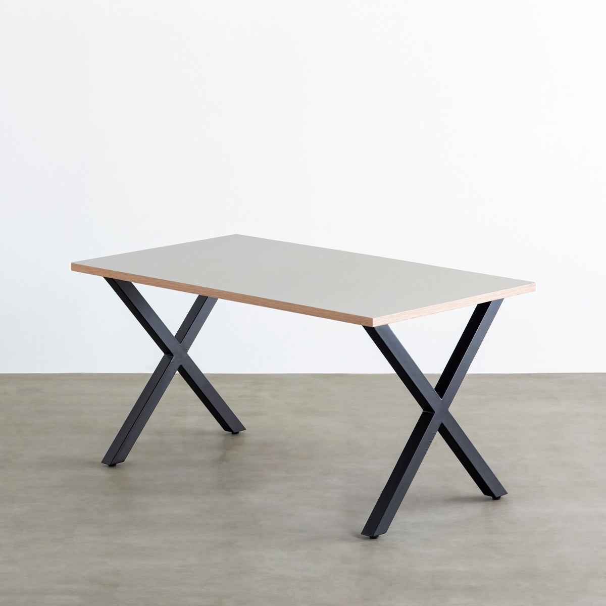 KanademonoのリノリウムVapour天板にブラックのＸライン鉄脚を合わせたテーブル