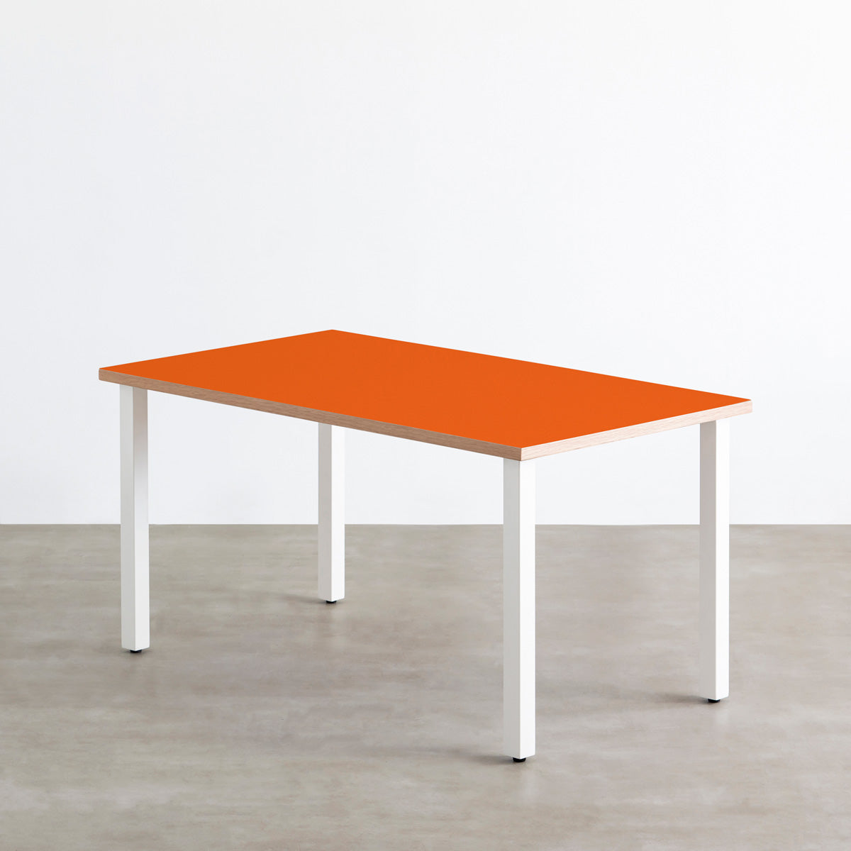 KanademonoのリノリウムOrangeBlast天板にホワイトの角柱鉄脚を組み合わせたテーブル