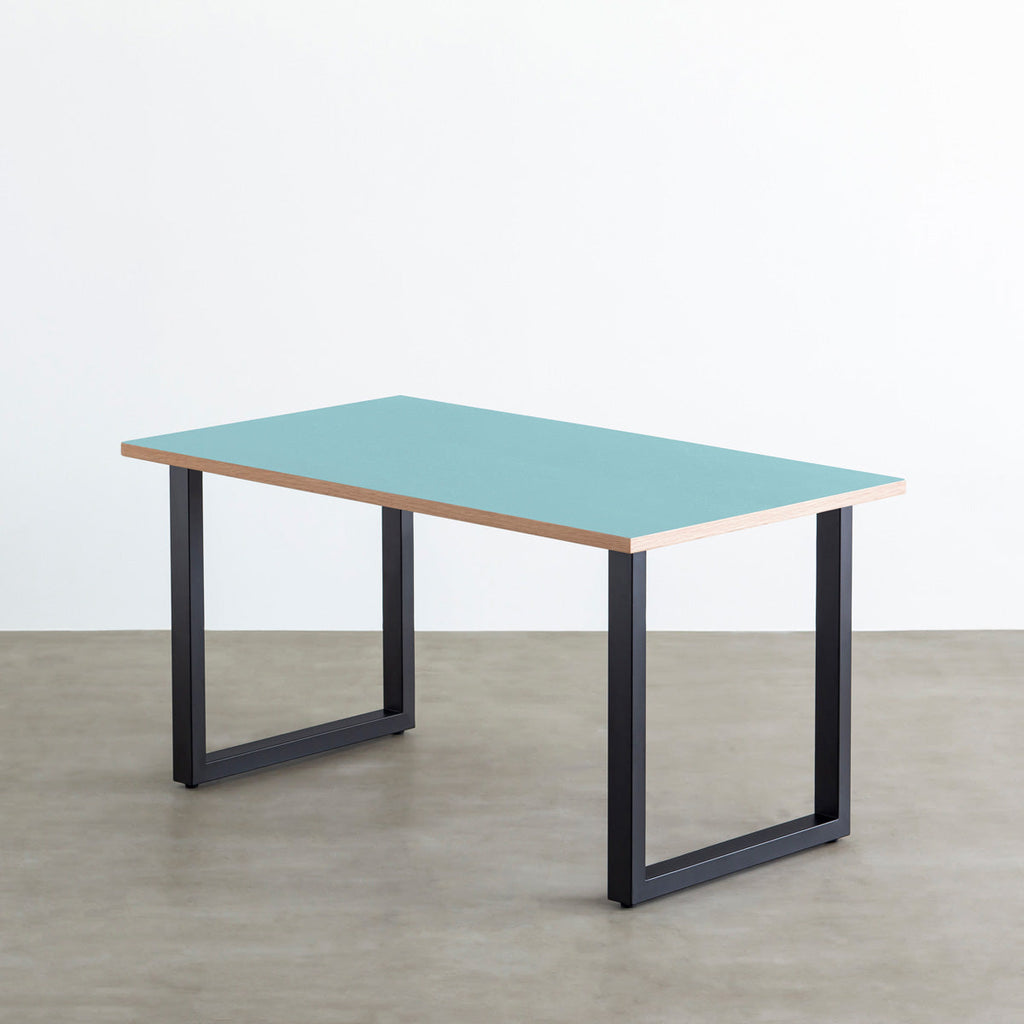KanademonoのリノリウムAquavert天板にブラックのスクエア鉄脚を合わせたテーブル