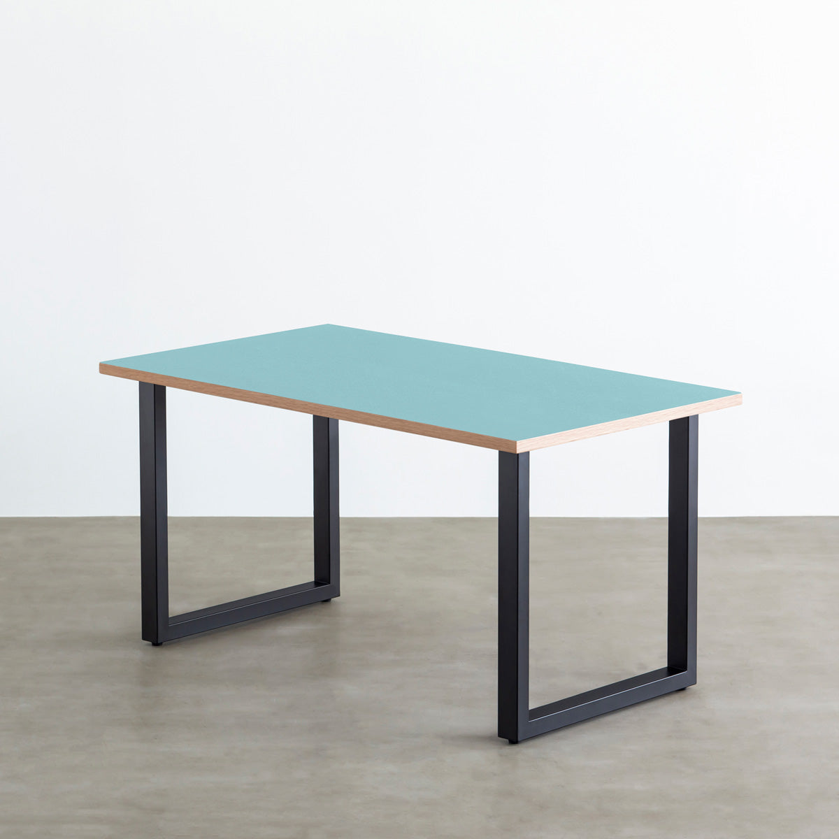 KanademonoのリノリウムAquavert天板にブラックのスクエア鉄脚を合わせたテーブル