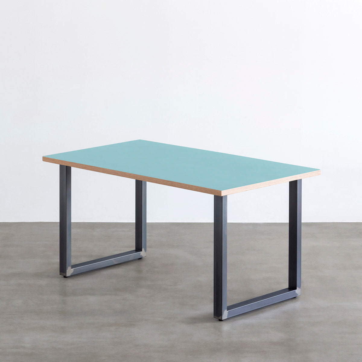 KanademonoのリノリウムAquavert天板にマットクリア塗装仕上げのスクエア鉄脚を組み合わせたテーブル