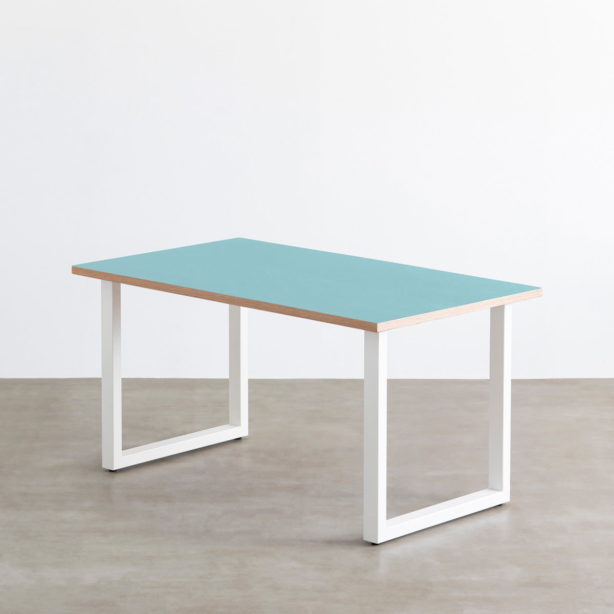 KanademonoのリノリウムAquavert天板にホワイトのスクエア鉄脚を組み合わせたテーブル