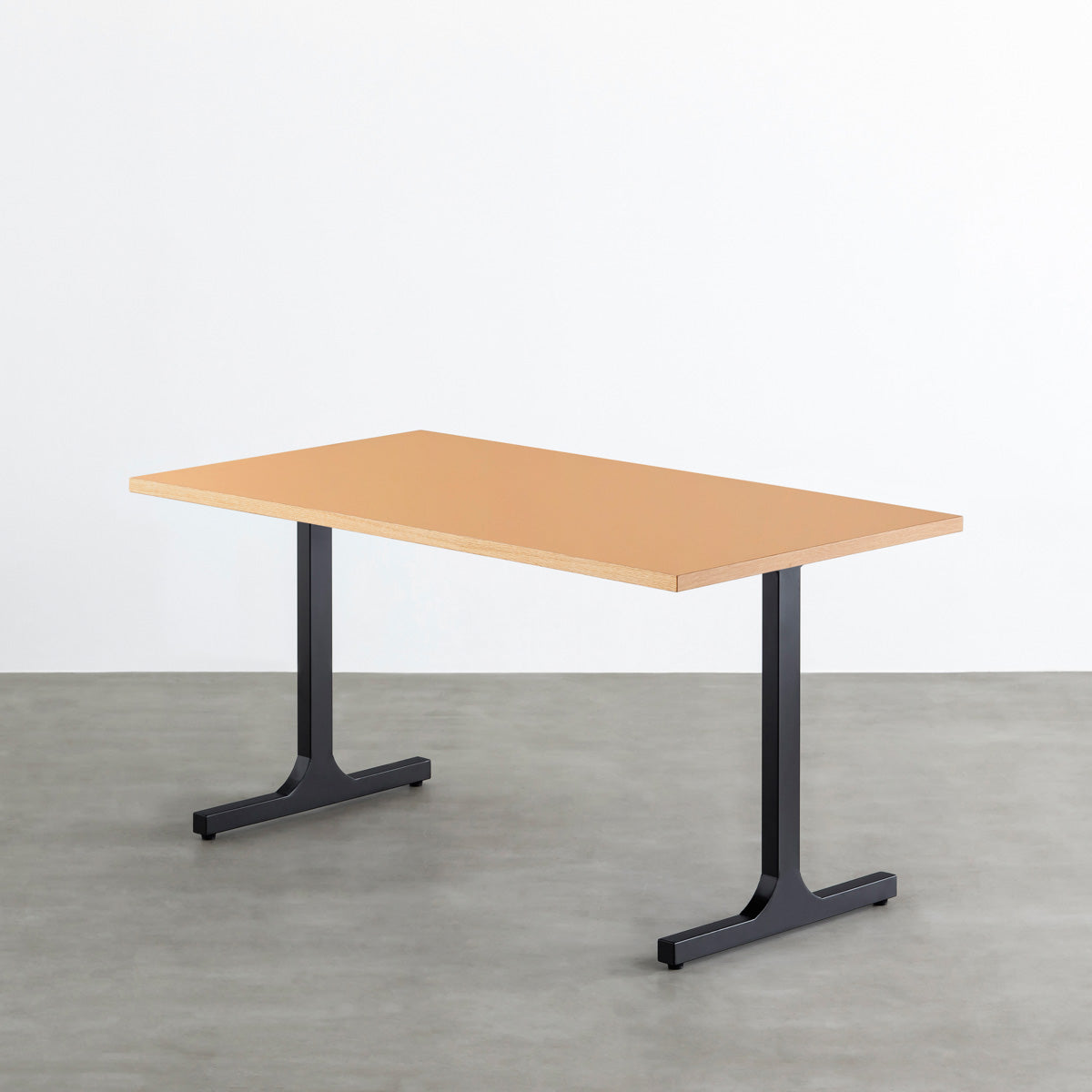 KanademonoのリノリウムClay天板にブラックのIライン鉄脚を合わせたテーブル