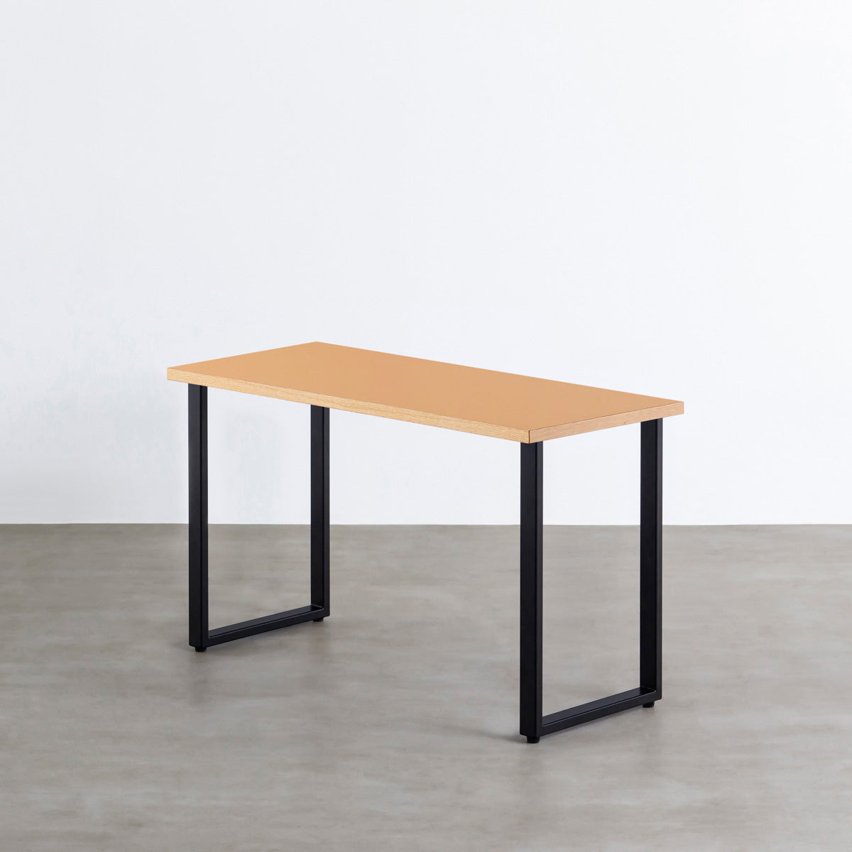 KanademonoのリノリウムClay天板にブラックのレクタングル鉄脚を合わせたテーブル