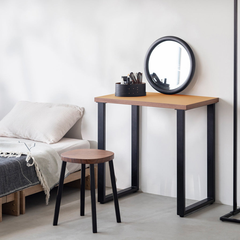 KanademonoのリノリウムClay天板にブラックのレクタングル鉄脚を合わせたシンプルモダンなコンパクトデスク（使用例）