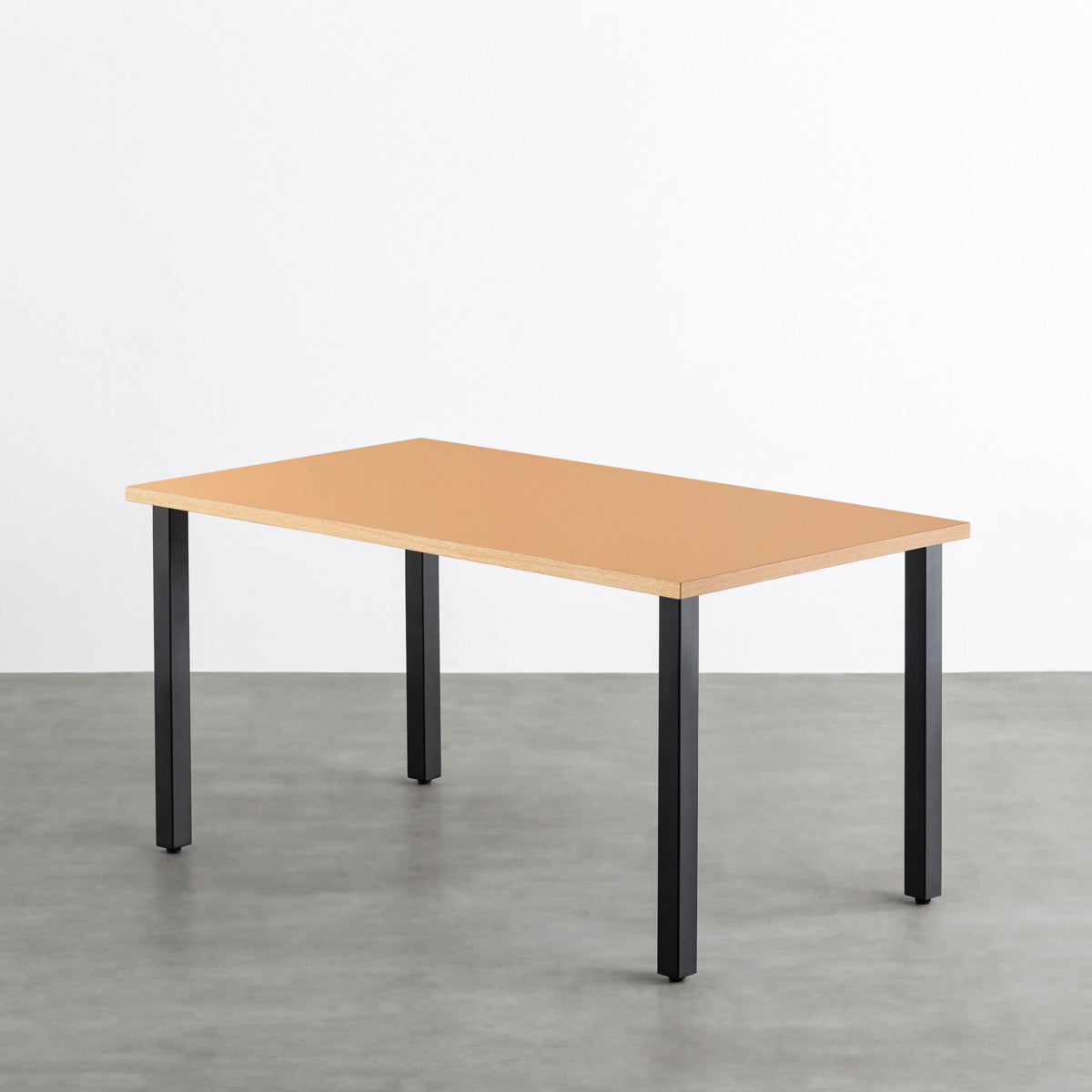 KanademonoのリノリウムClay天板にブラックの角柱鉄脚を合わせたテーブル