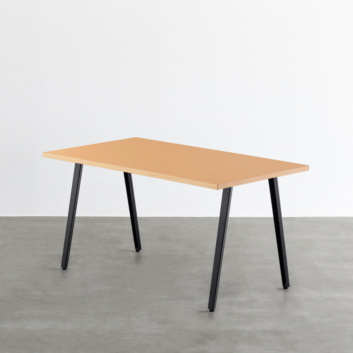 KanademonoのリノリウムClay天板にブラックのスリムライン鉄脚を合わせたテーブル