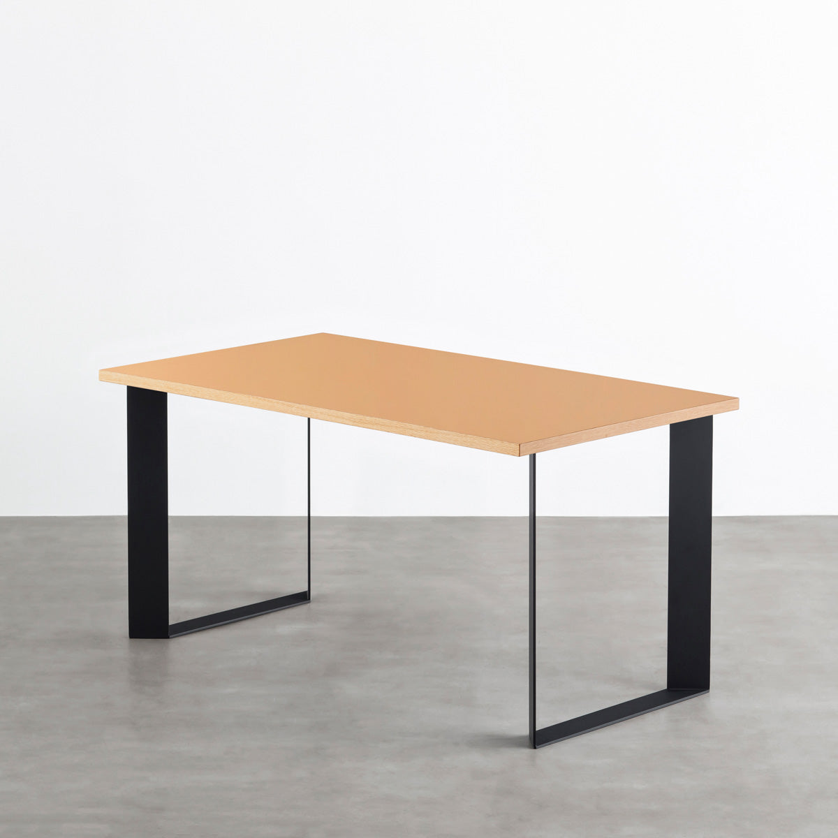 KanademonoのリノリウムClay天板にブラックのスラッシュスクエア鉄脚を合わせたテーブル