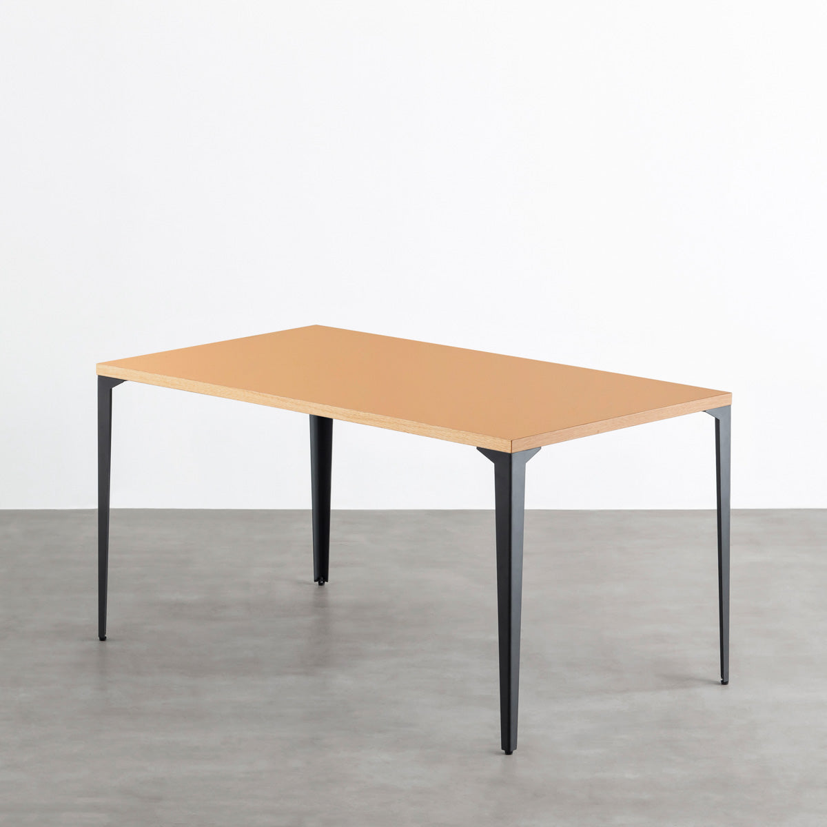 KanademonoのリノリウムClay天板にブラックのソリッドピン鉄脚を合わせたテーブル