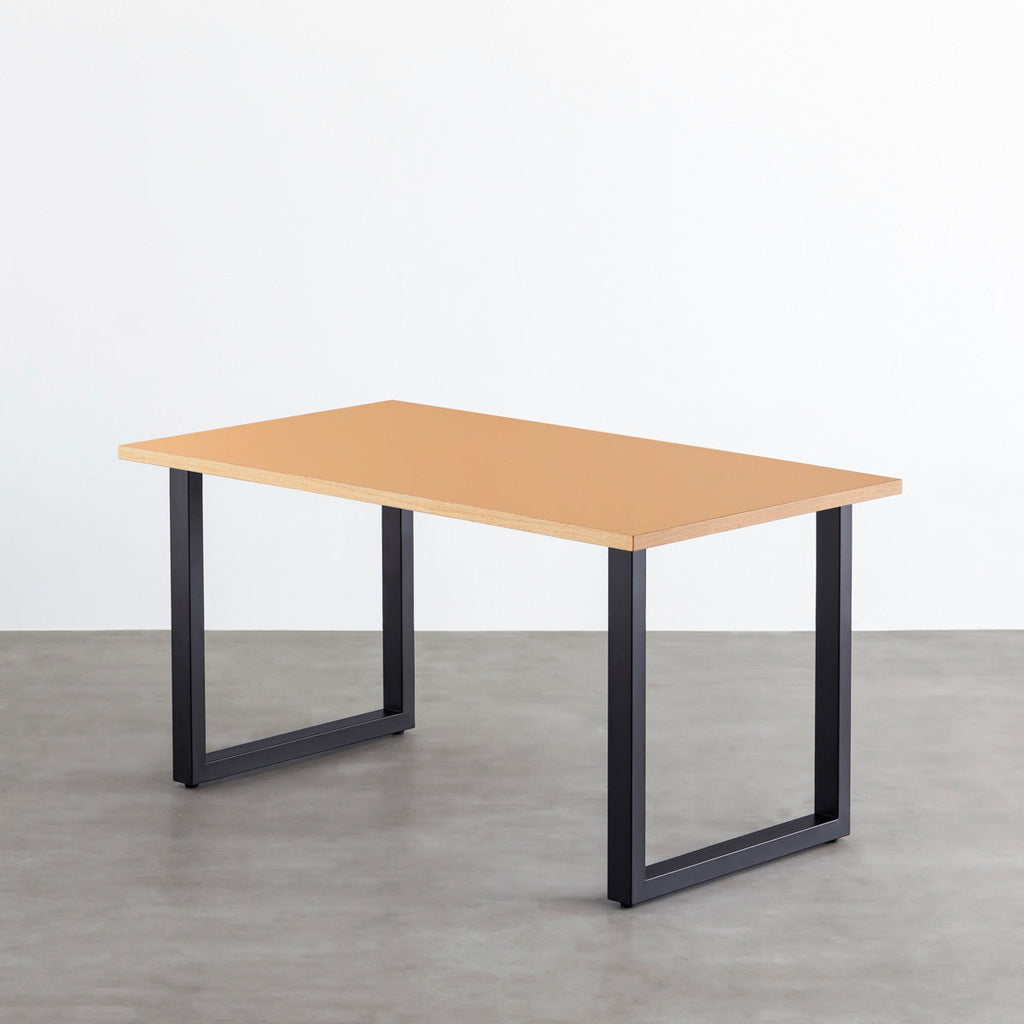 Kanademonoのファニチャーリノリウム素材の天板Clayを使用したテーブル