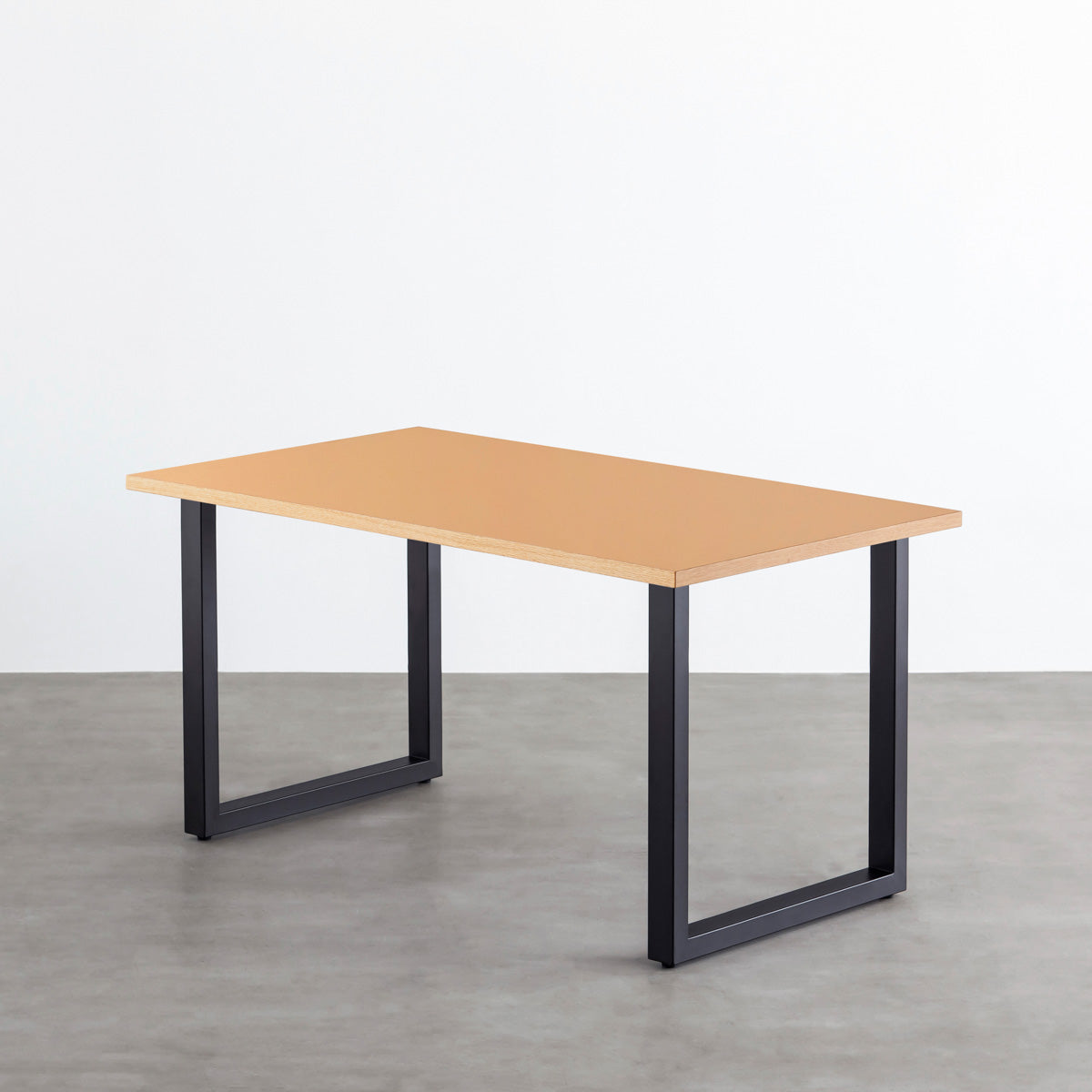 Kanademonoのファニチャーリノリウム素材の天板Clayを使用したテーブル