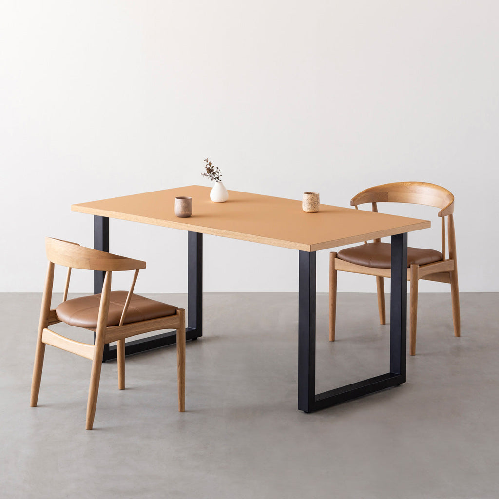 KanademonoのリノリウムClay天板にブラックのスクエア鉄脚を合わせたテーブル（使用例）