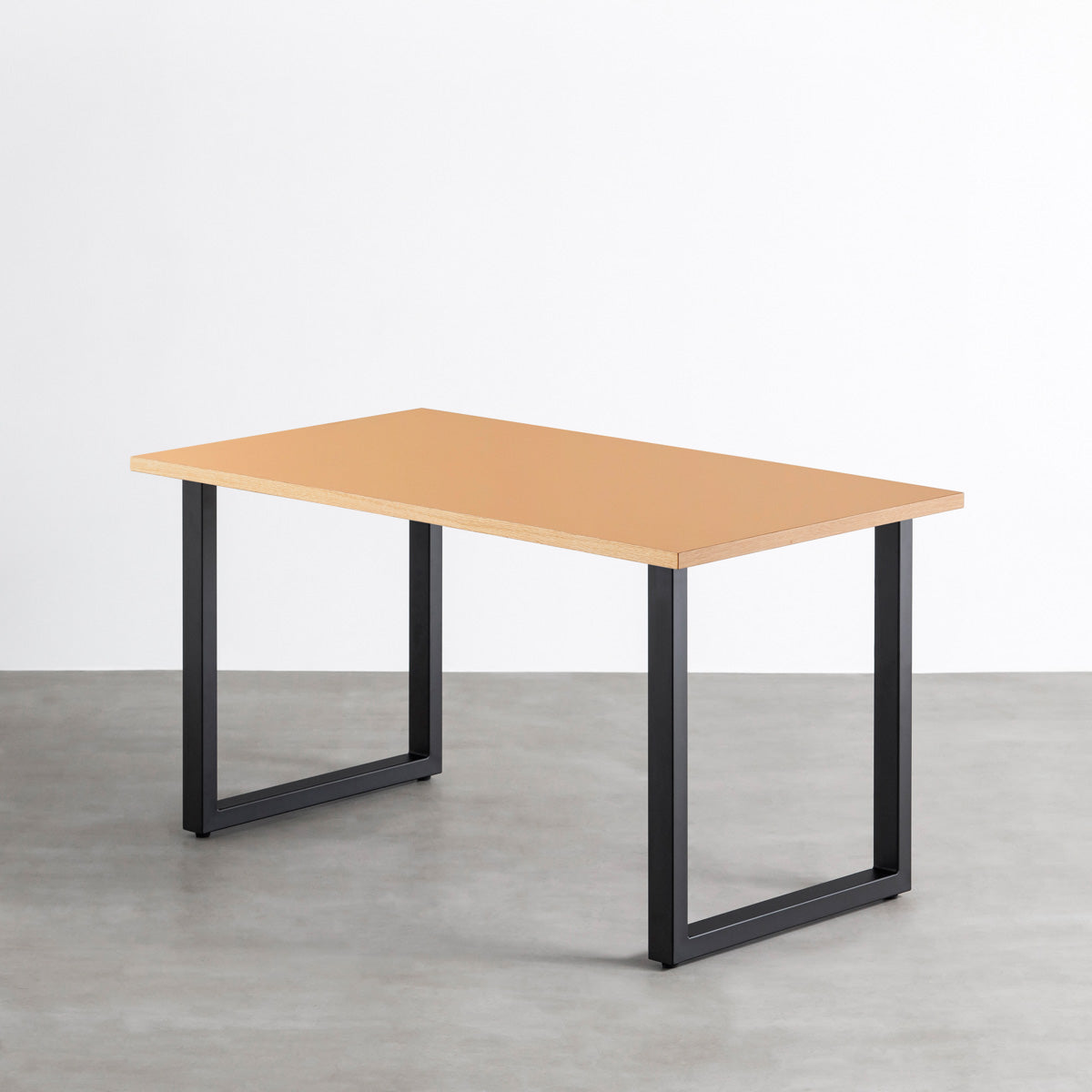 KanademonoのリノリウムClay天板にブラックの高さ70cmスクエア鉄脚を合わせたテーブル