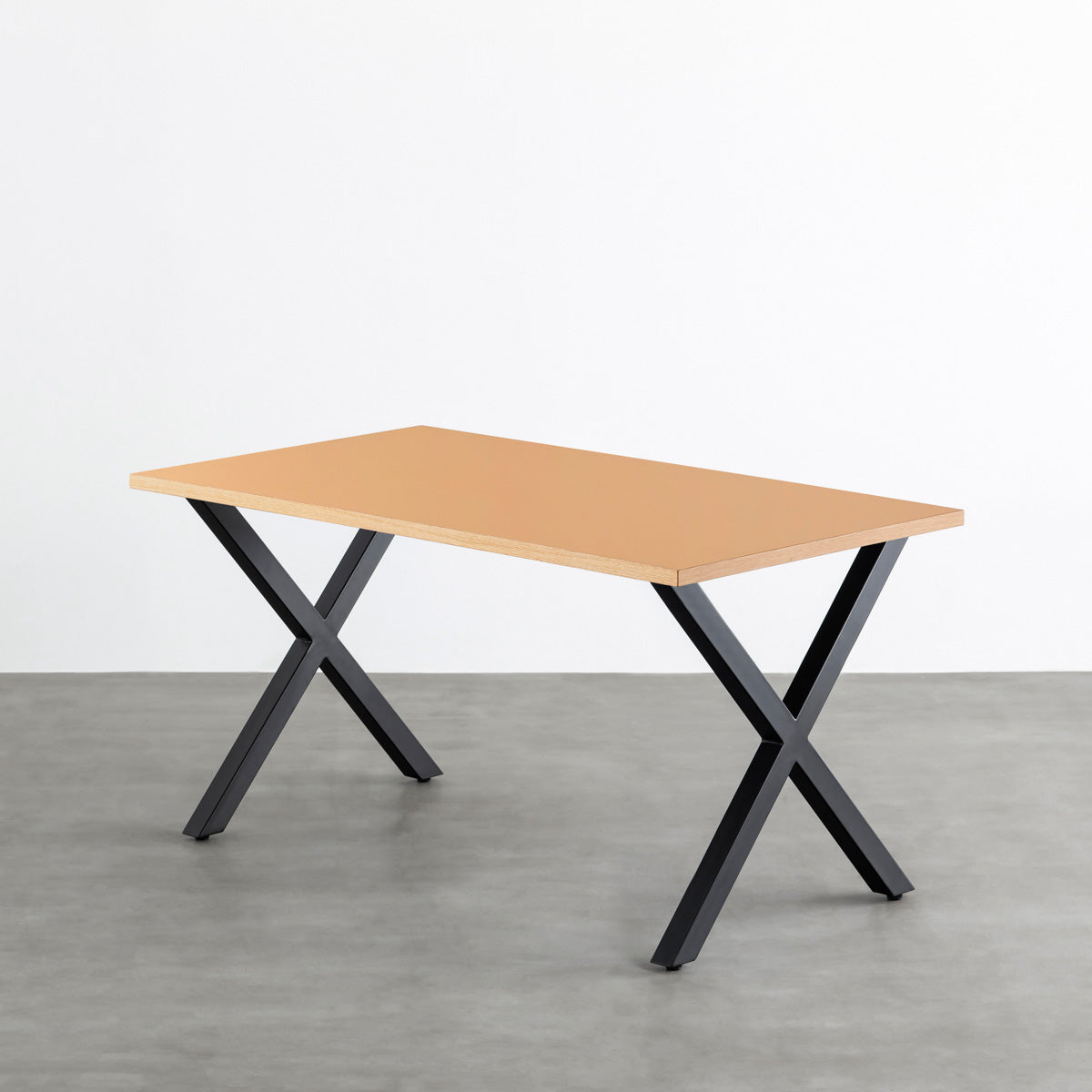 KanademonoのリノリウムClay天板にブラックのXライン鉄脚を合わせたテーブル