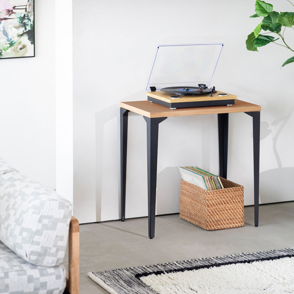 KanademonoのリノリウムWalnut天板にブラックのソリッドピン鉄脚を合わせたシンプルモダンなコンパクトデスク（使用例）