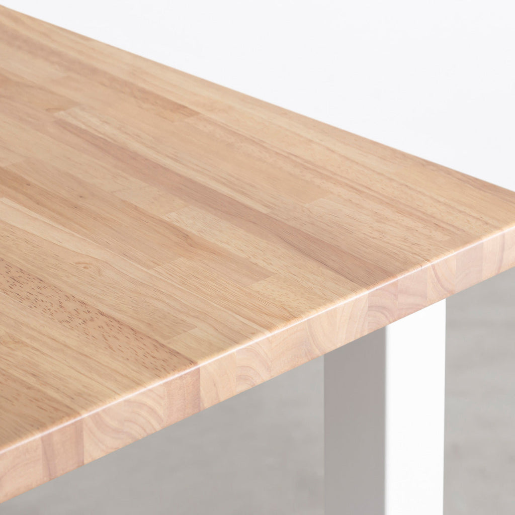 KANADEMONOのワイヤーバスケット付きのラバーウッド材アッシュグレーカラー天板にマットホワイトのスクエアバー鉄脚を組み合わせたテーブル（天板）
