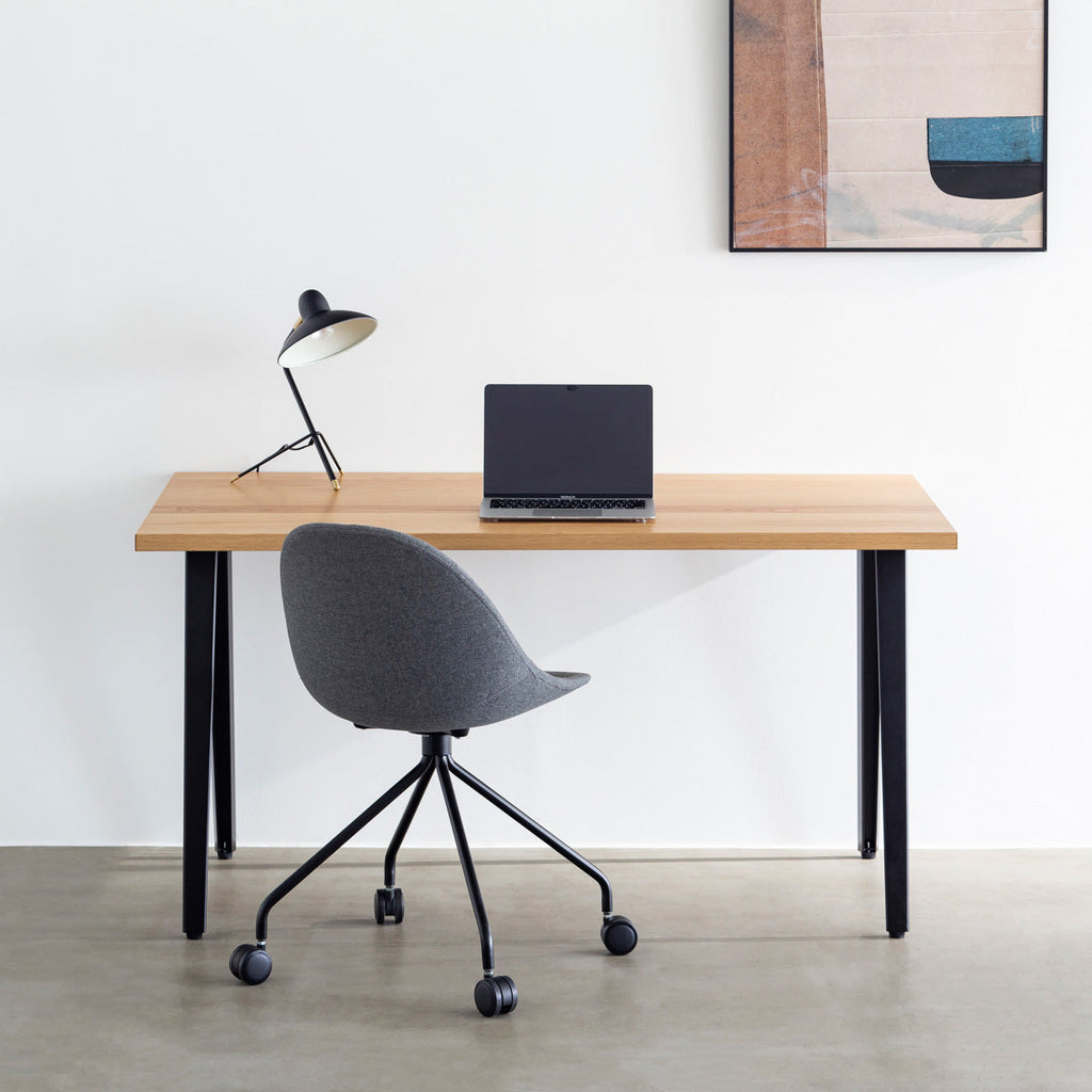 かなでもののホワイトオーク突板天板とブラックのスリムライン鉄脚を組み合わせたテーブル（使用例）