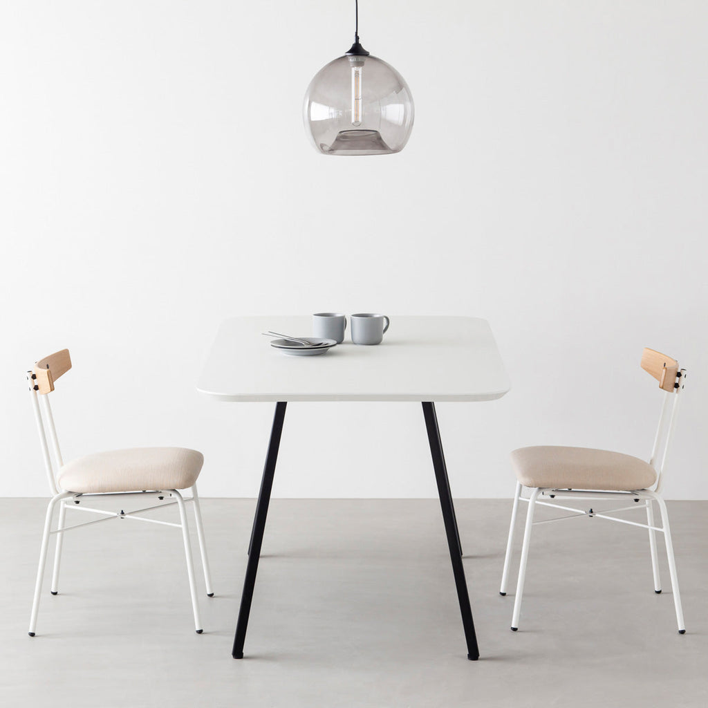 KanademonoのFENIX 天板ホワイトにマットブラックのスリムライン脚を組み合わせた、優れた性能と美しさを併せもつ新しいテーブル（ダイニング使用例）