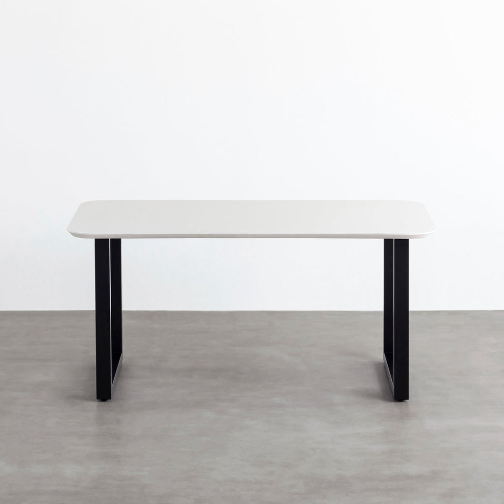 KanademonoのFENIX 天板ホワイトにマットブラックのスクエア鉄脚を組み合わせた、優れた性能と美しさを併せもつ新しいテーブル（正面）