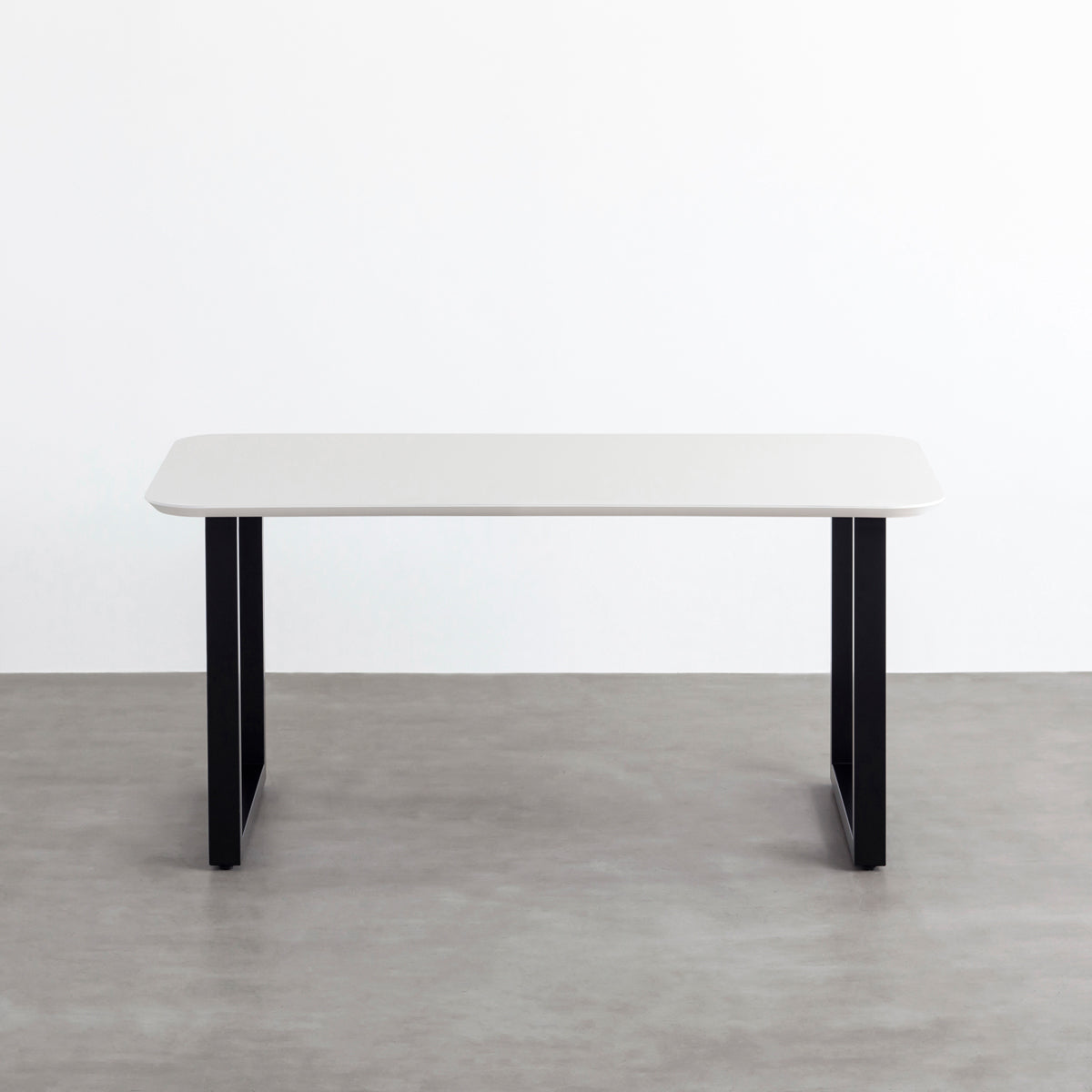KanademonoのFENIX 天板ホワイトにマットブラックのスクエア鉄脚を組み合わせた、優れた性能と美しさを併せもつ新しいテーブル（正面）