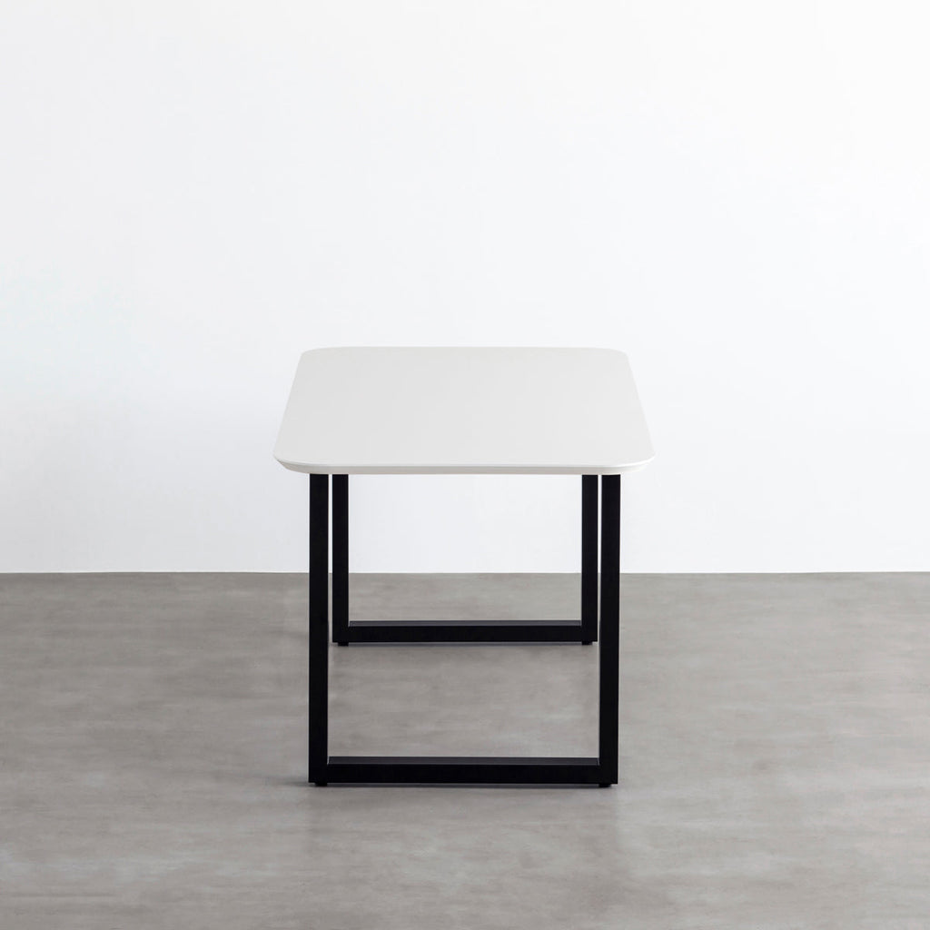 KanademonoのFENIX 天板ホワイトにマットブラックのスクエア鉄脚を組み合わせた、優れた性能と美しさを併せもつ新しいテーブル（側面）