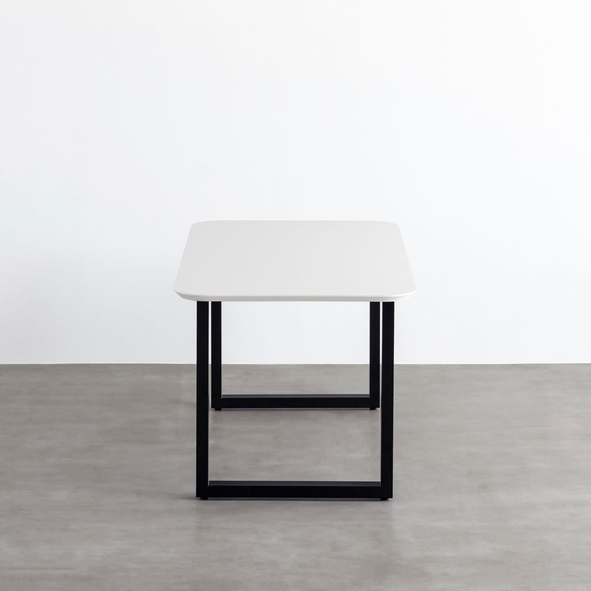 KanademonoのFENIX 天板ホワイトにマットブラックのスクエア鉄脚を組み合わせた、優れた性能と美しさを併せもつ新しいテーブル（側面）