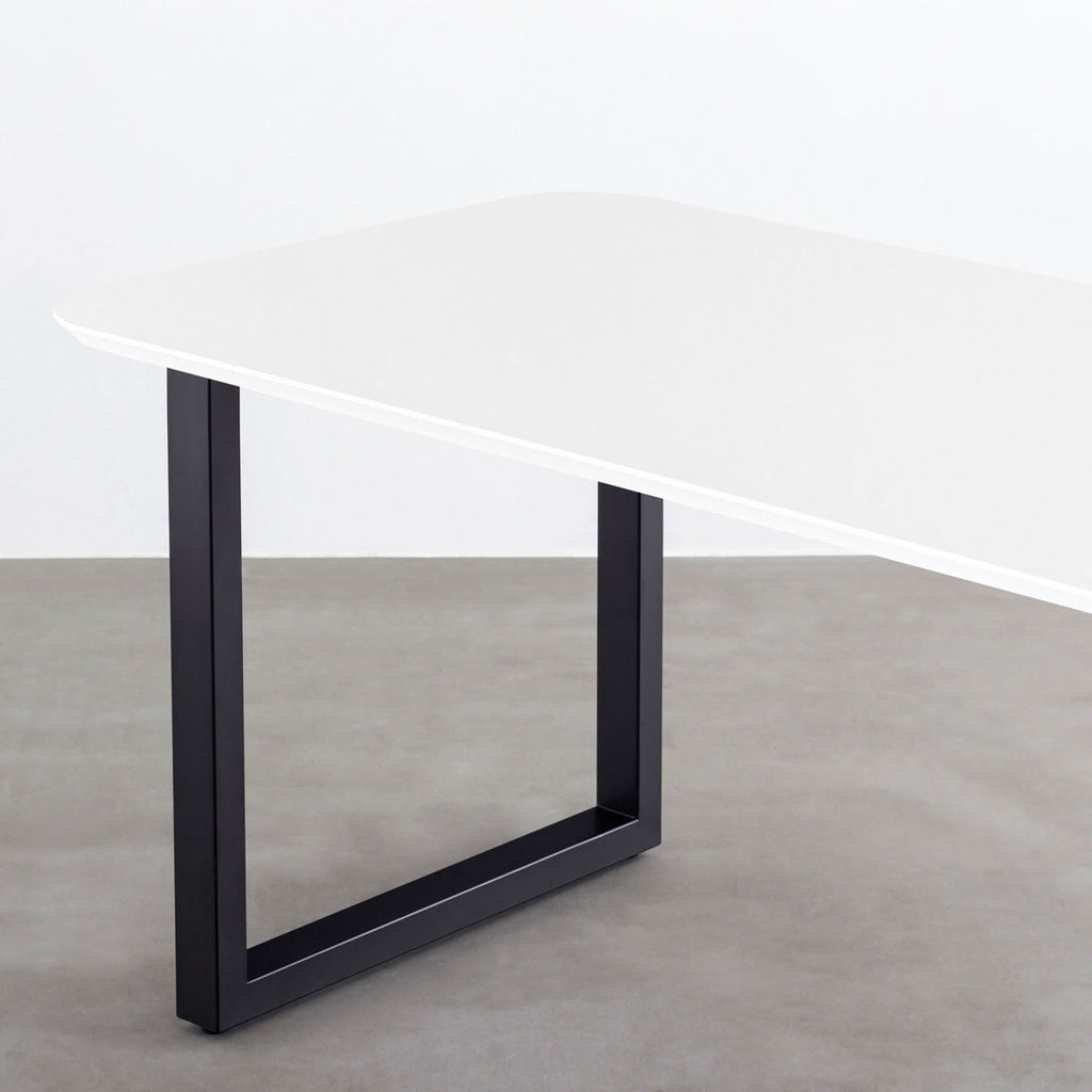 KanademonoのFENIX 天板ホワイトにマットブラックのスクエア鉄脚を組み合わせた、優れた性能と美しさを併せもつ新しいテーブル（天板と脚）