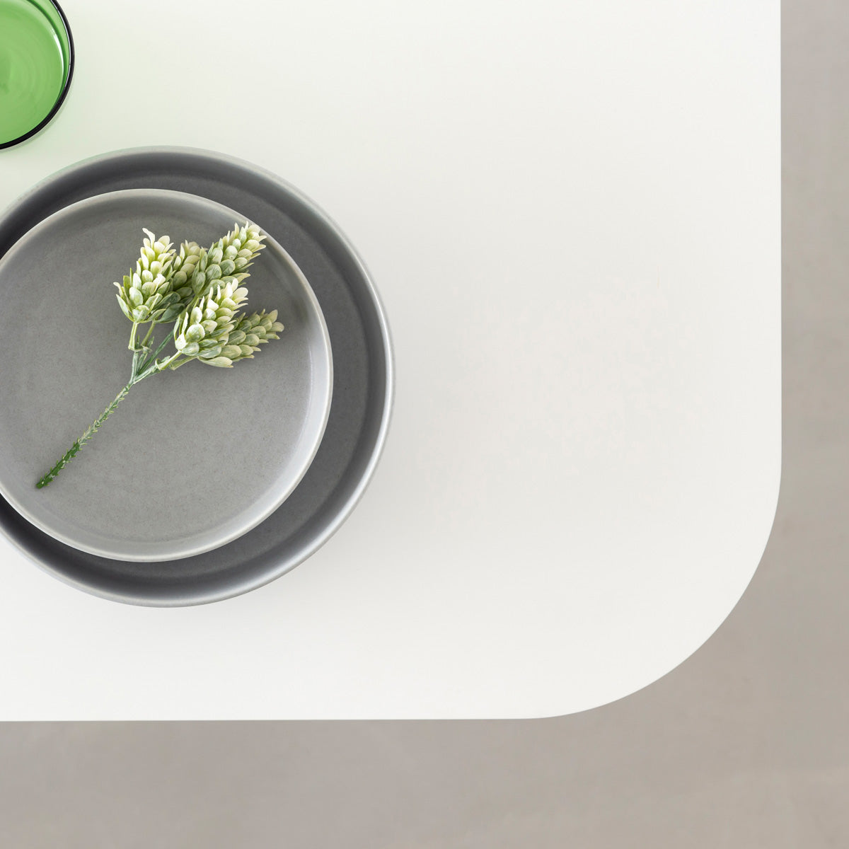 KanademonoのFENIX 天板ホワイトにマットブラックのスクエア鉄脚を組み合わせた、優れた性能と美しさを併せもつ新しいテーブル（ダイニング使用例3）