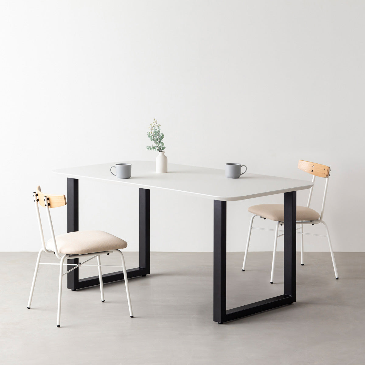 KanademonoのFENIX 天板ホワイトにマットブラックのスクエア鉄脚を組み合わせた、優れた性能と美しさを併せもつ新しいテーブル（ダイニング使用例）