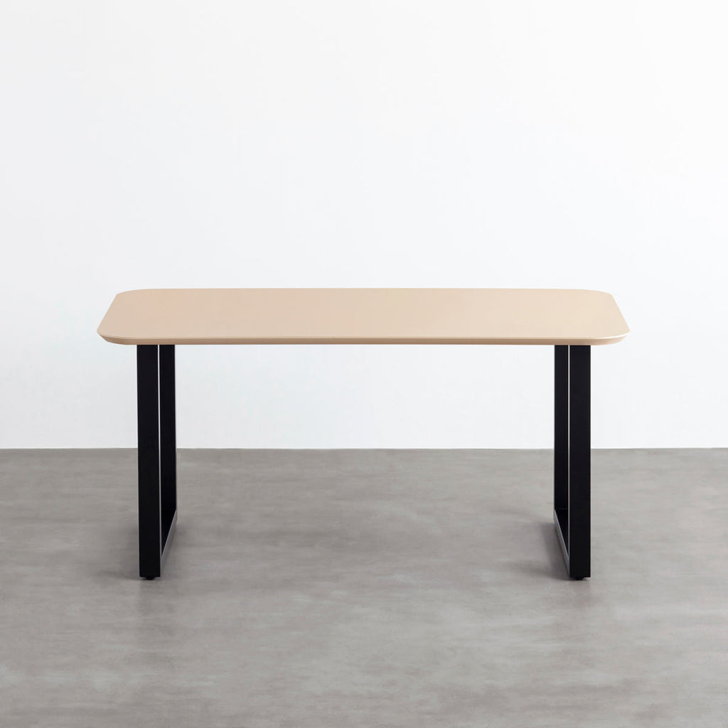 KanademonoのFENIX 天板ライトベージュにマットブラックのスクエア鉄脚を組み合わせた、優れた性能と美しさを併せもつ新しいテーブル（正面）