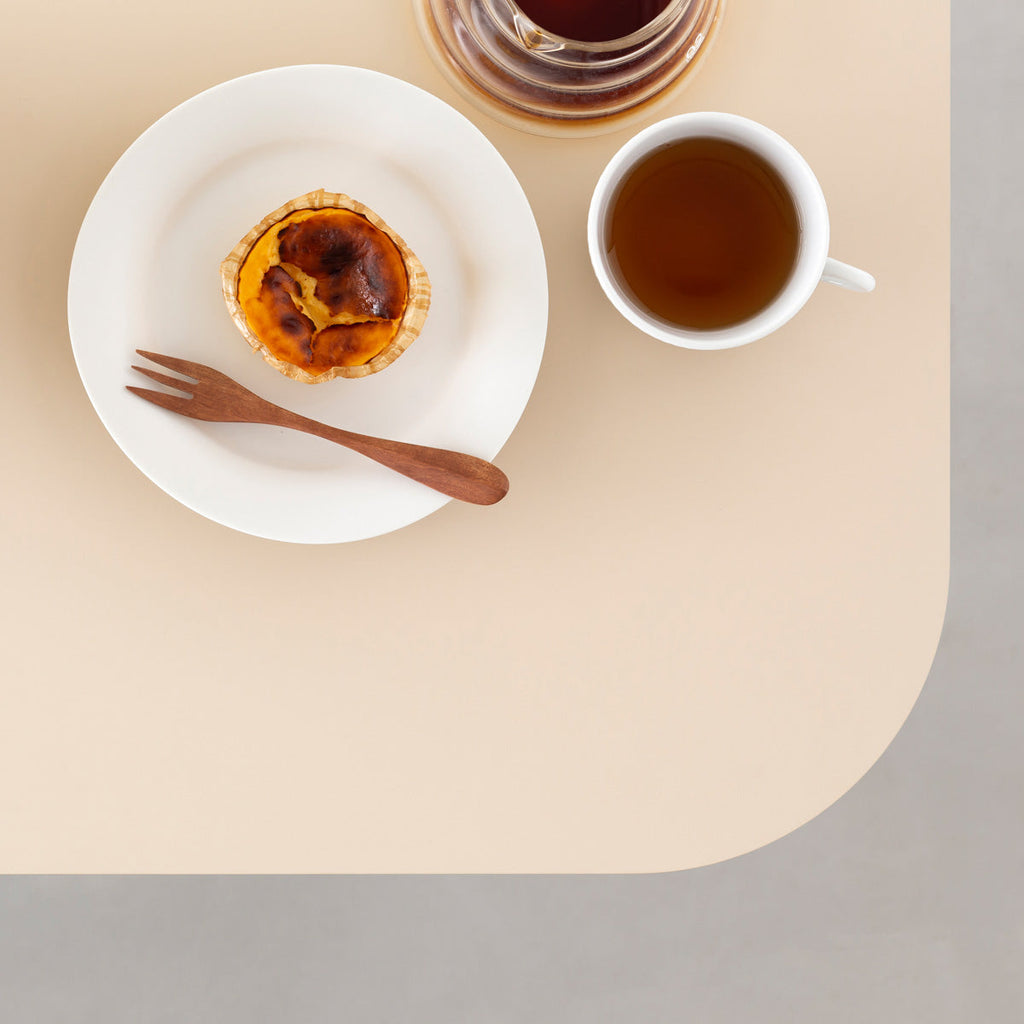 KanademonoのFENIX 天板ライトベージュにマットブラックのスクエア鉄脚を組み合わせた、優れた性能と美しさを併せもつ新しいテーブル（ダイニング使用例3）