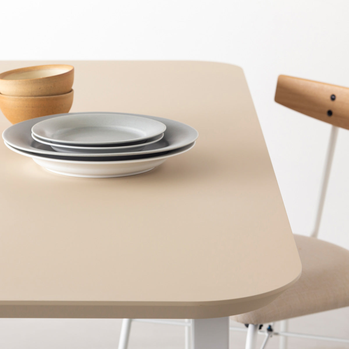 KanademonoのFENIX 天板ライトベージュにマットブラックのスクエア鉄脚を組み合わせた、優れた性能と美しさを併せもつ新しいテーブル（ダイニング使用例2）