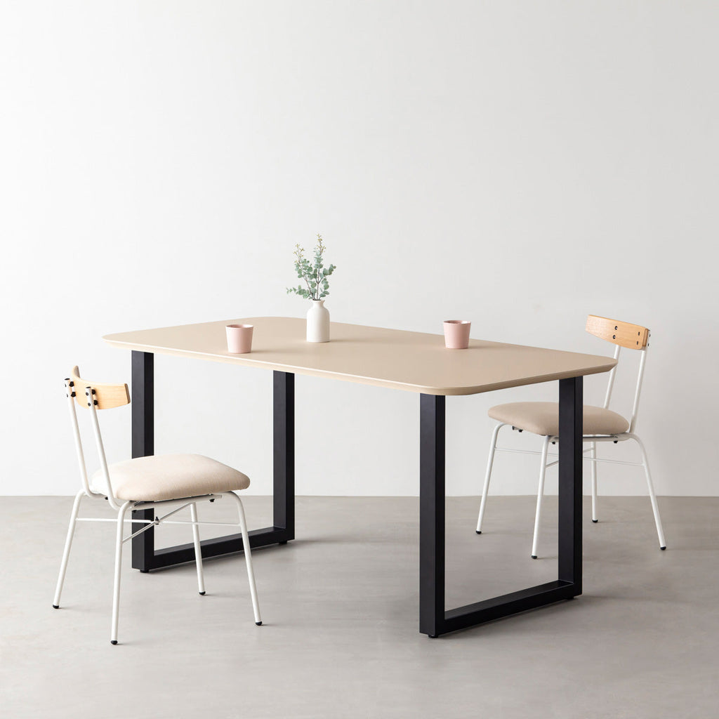 KanademonoのFENIX 天板ライトベージュにマットブラックのスクエア鉄脚を組み合わせた、優れた性能と美しさを併せもつ新しいテーブル（ダイニング使用例）