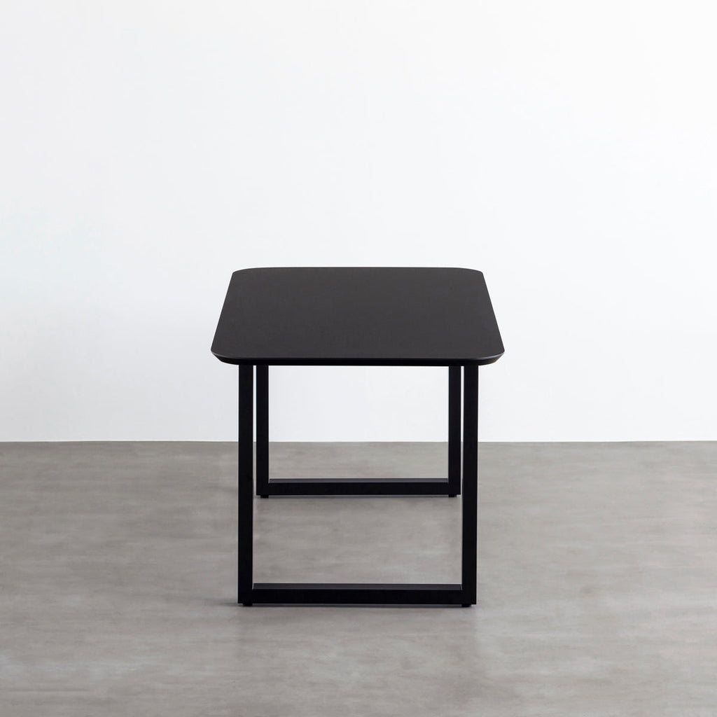 KanademonoのFENIX 天板ブラックにマットブラックのスクエア鉄脚を組み合わせた、優れた性能と美しさを併せもつ新しいテーブル（側面）