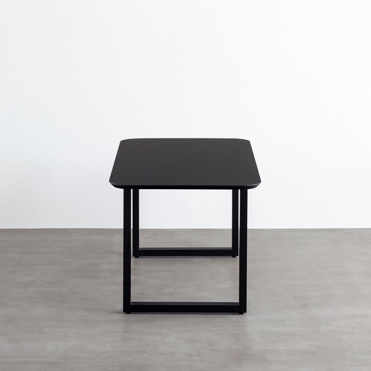 KanademonoのFENIX 天板ブラックにマットブラックのスクエア鉄脚を組み合わせた、優れた性能と美しさを併せもつ新しいテーブル（側面）