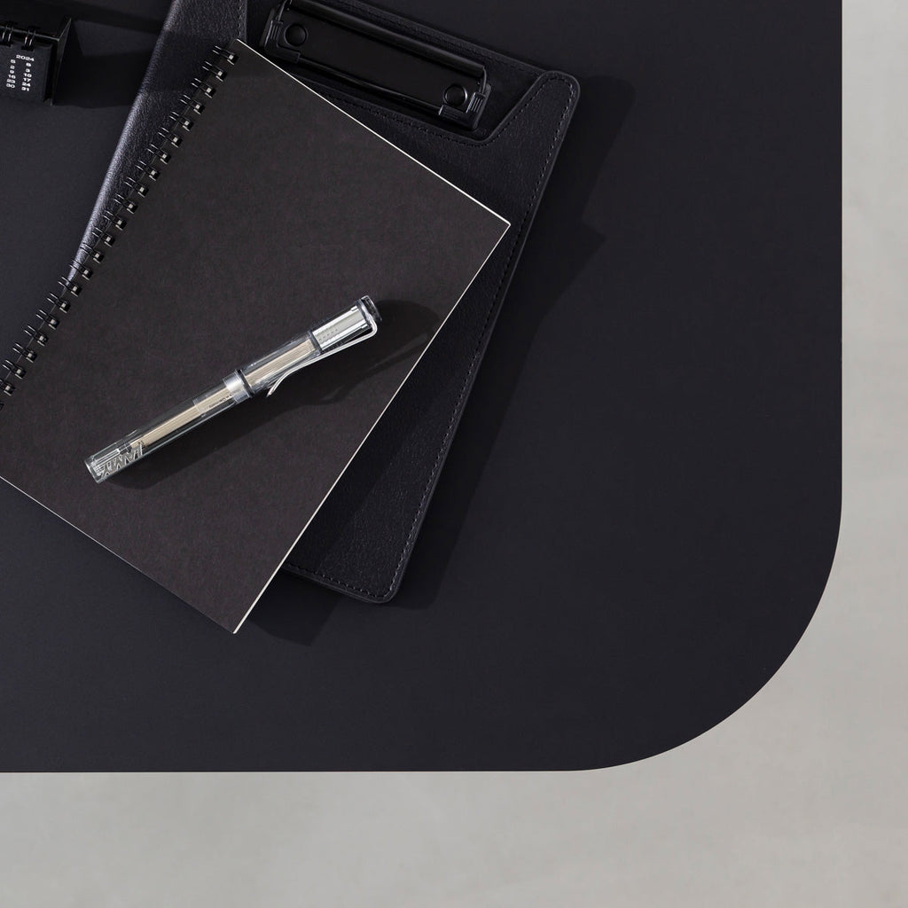 KanademonoのFENIX 天板ブラックにマットブラックのスクエア鉄脚を組み合わせた、優れた性能と美しさを併せもつ新しいテーブル（ダイニング使用例3）