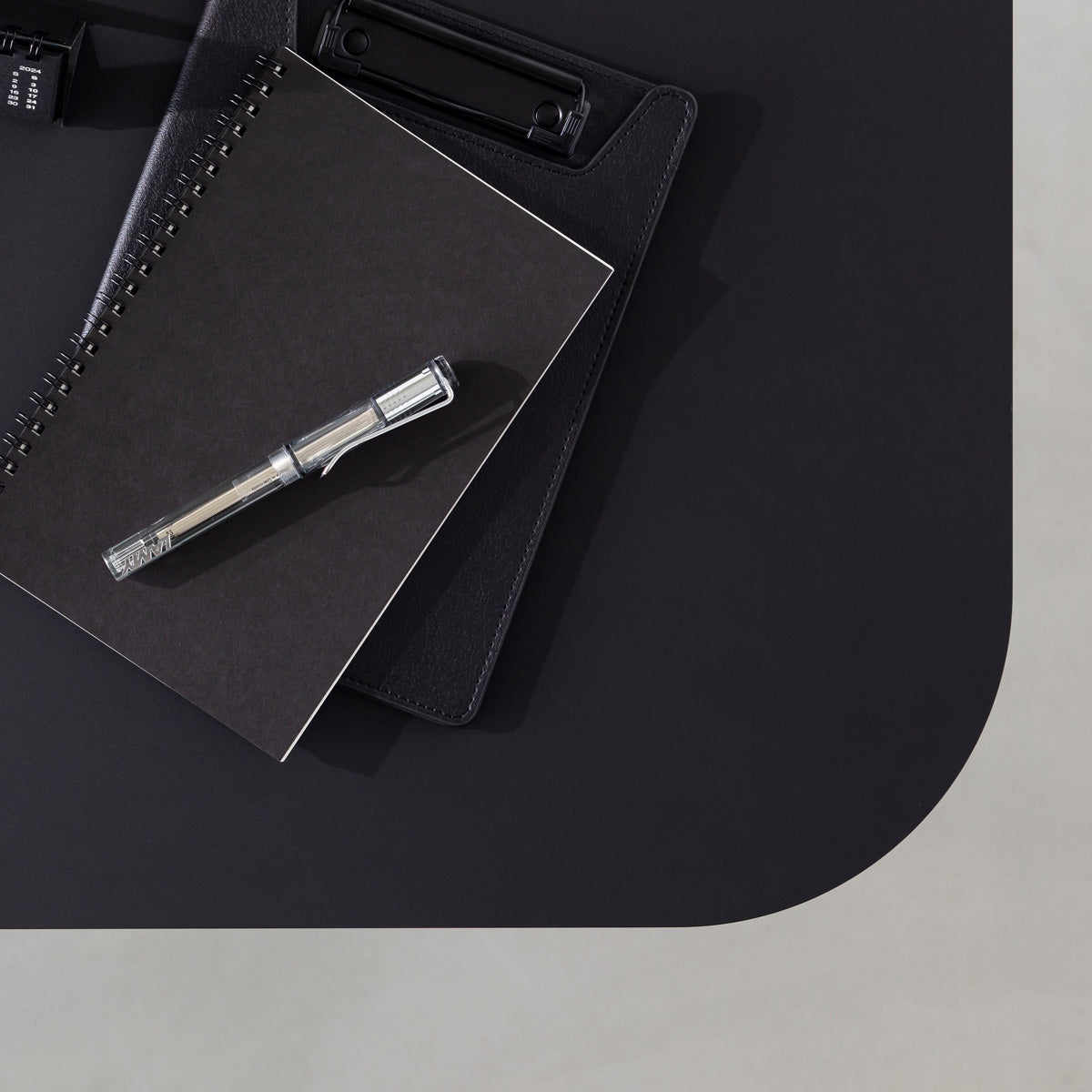 KanademonoのFENIX 天板ブラックにマットブラックのスクエア鉄脚を組み合わせた、優れた性能と美しさを併せもつ新しいテーブル（ダイニング使用例3）