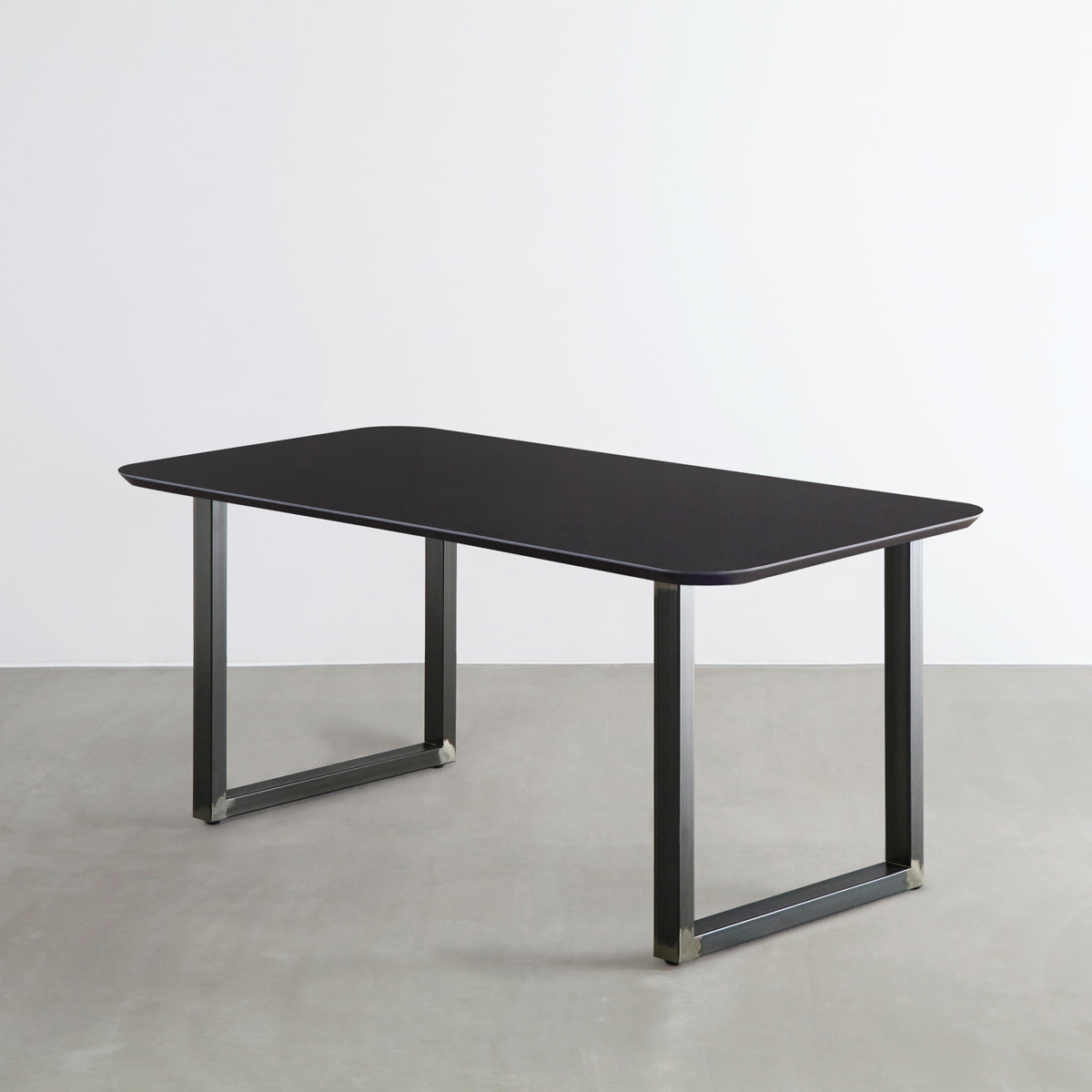 KanademonoのFENIXブラック天板にマットクリア塗装仕上げのスクエア鉄脚を組み合わせた、優れた性能と美しさを併せもつ新しいテーブル