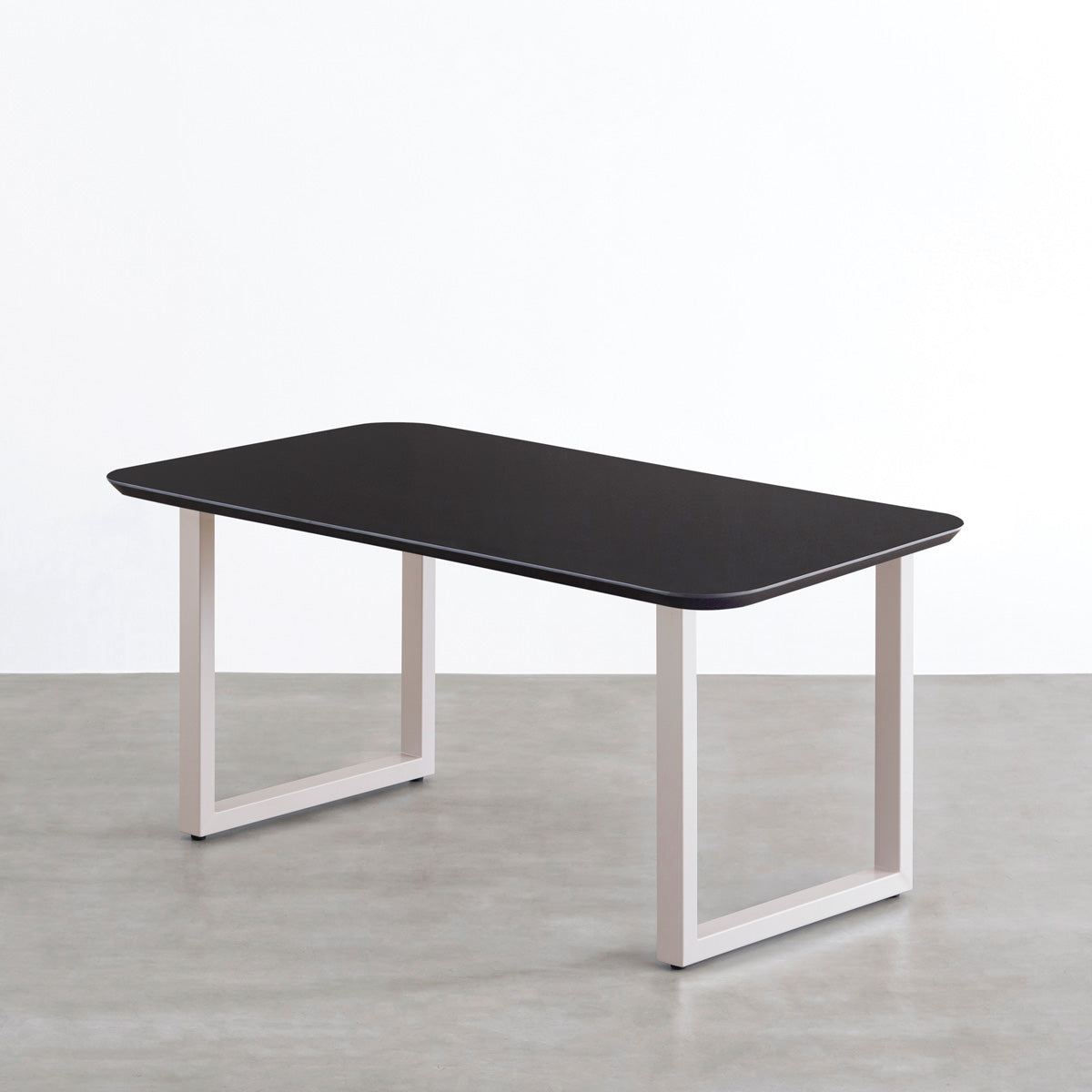 KanademonoのFENIXブラック天板にSandBeigeカラーのスクエア鉄脚を組み合わせたテーブル