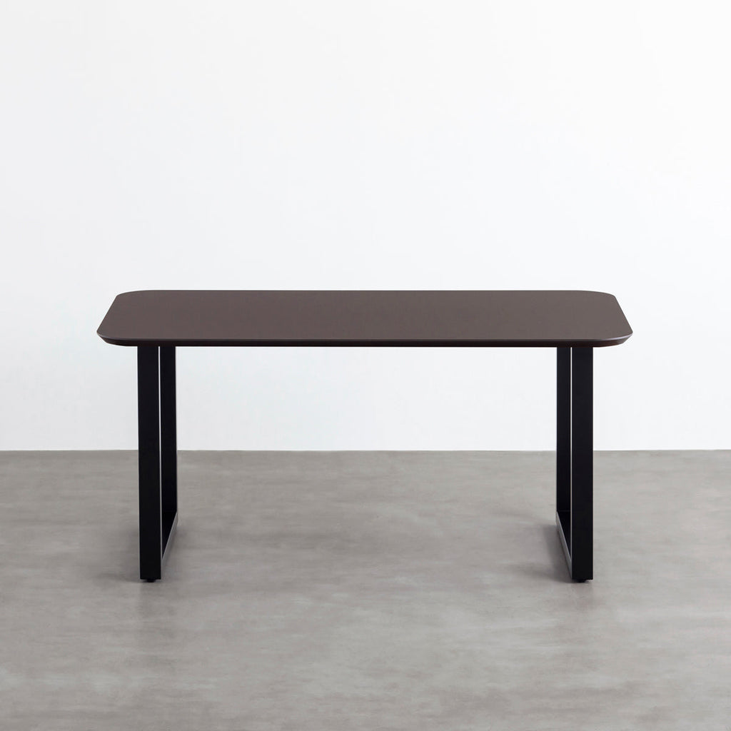 KanademonoのFENIX 天板ブラウンにマットブラックのスクエア鉄脚を組み合わせた、優れた性能と美しさを併せもつ新しいテーブル（正面）